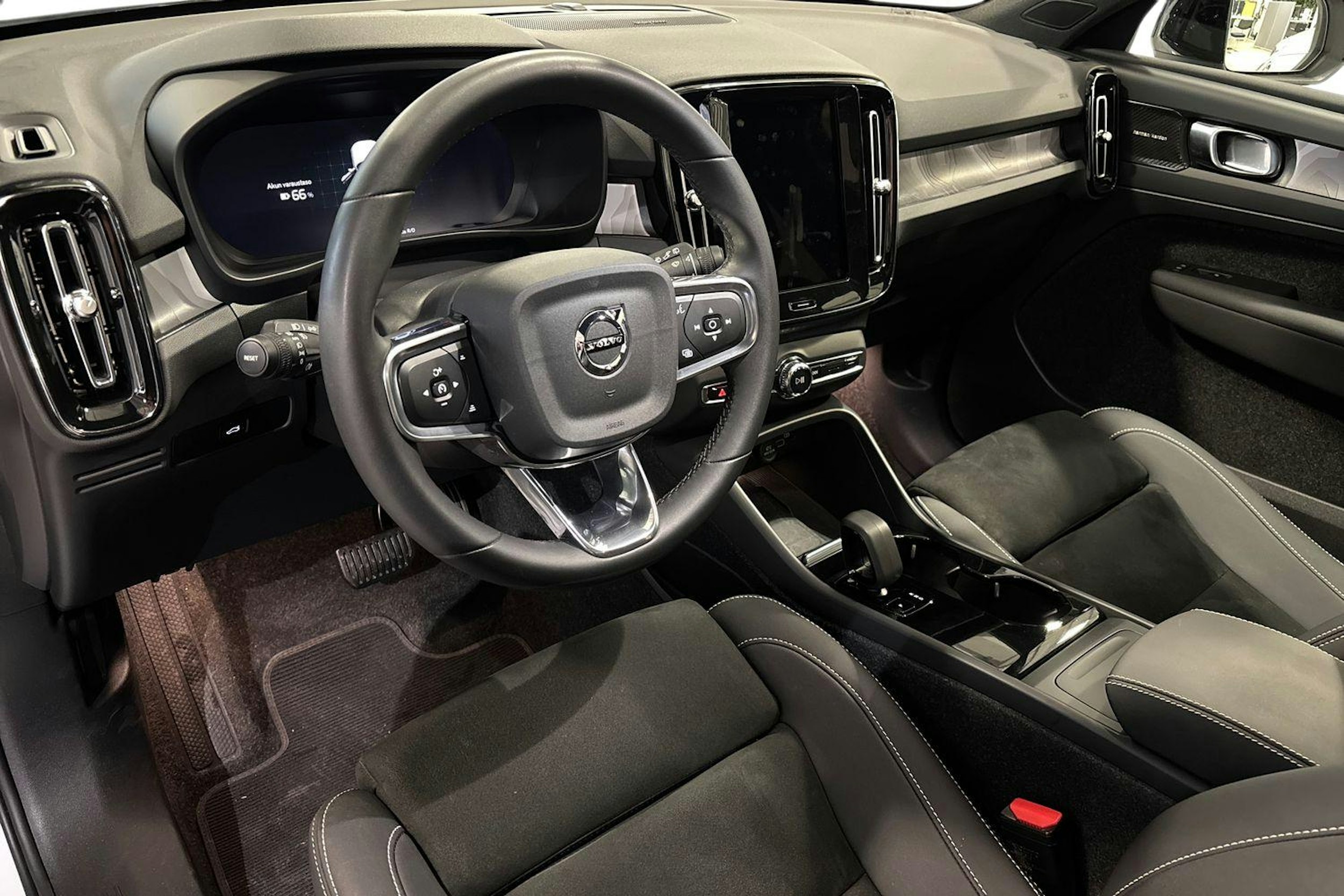 valkoinen Volvo XC40 2024 kuva 7.