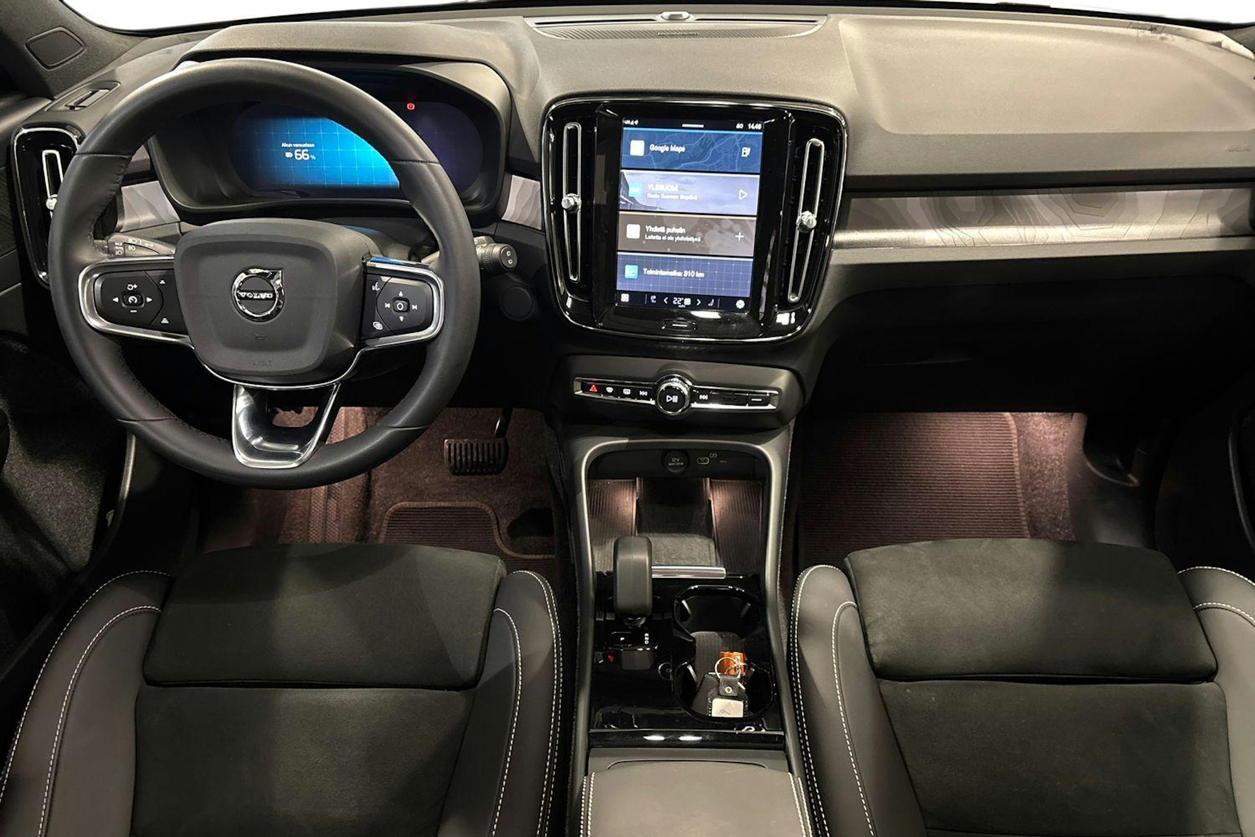 valkoinen Volvo XC40 2024 kuva 9.