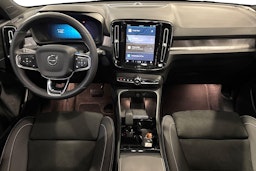 valkoinen Volvo XC40 2024 kuva 9.