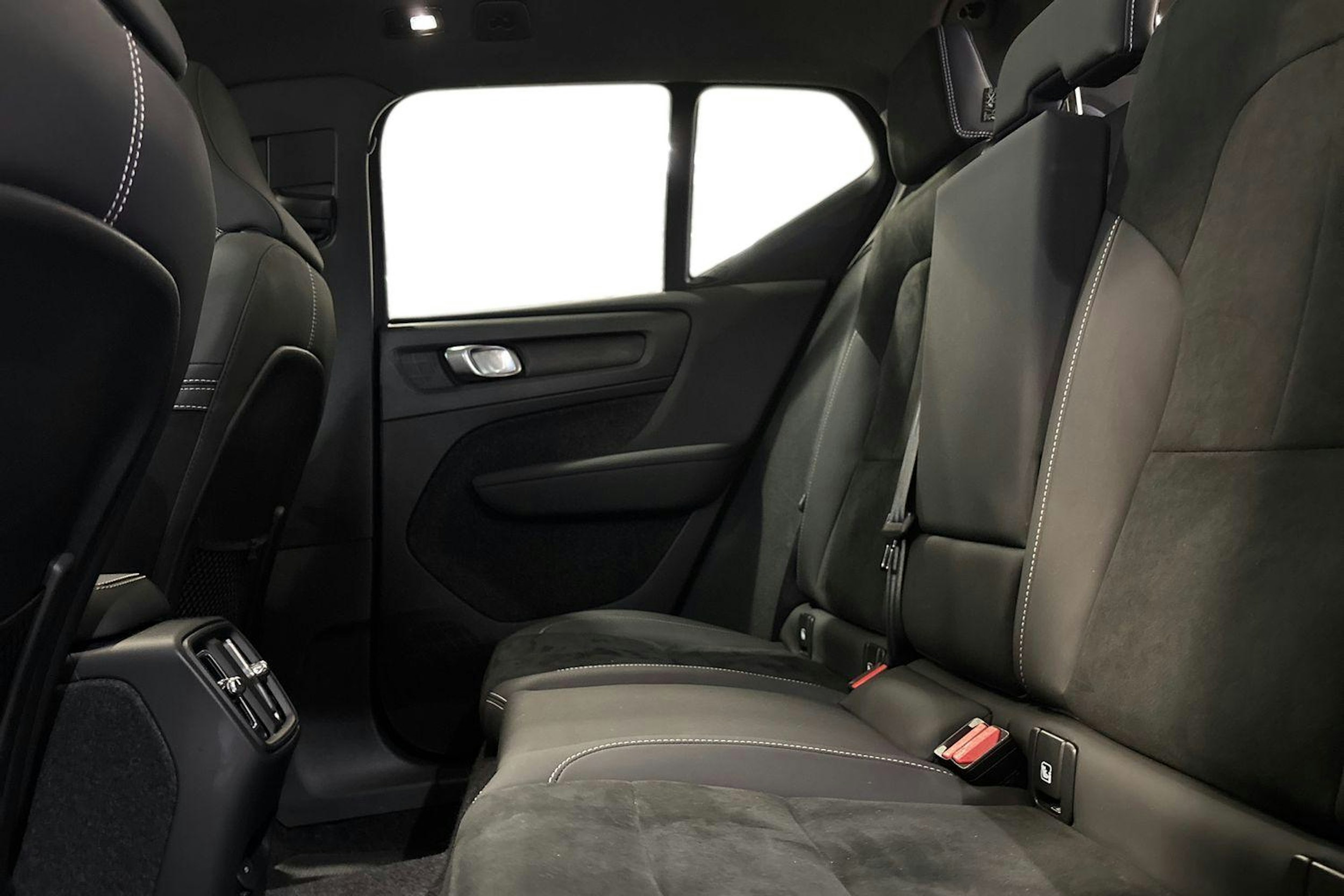 valkoinen Volvo XC40 2024 kuva 10.