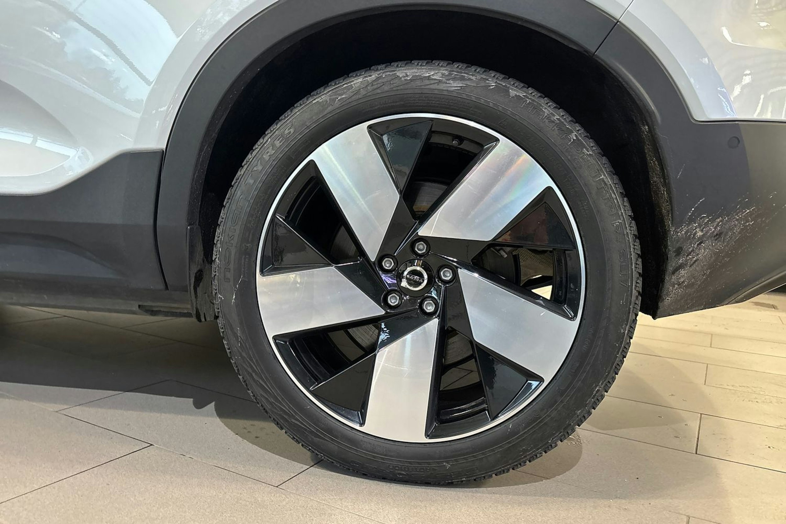 valkoinen Volvo XC40 2024 kuva 11.