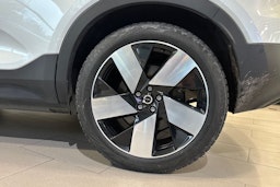 valkoinen Volvo XC40 2024 kuva 11.