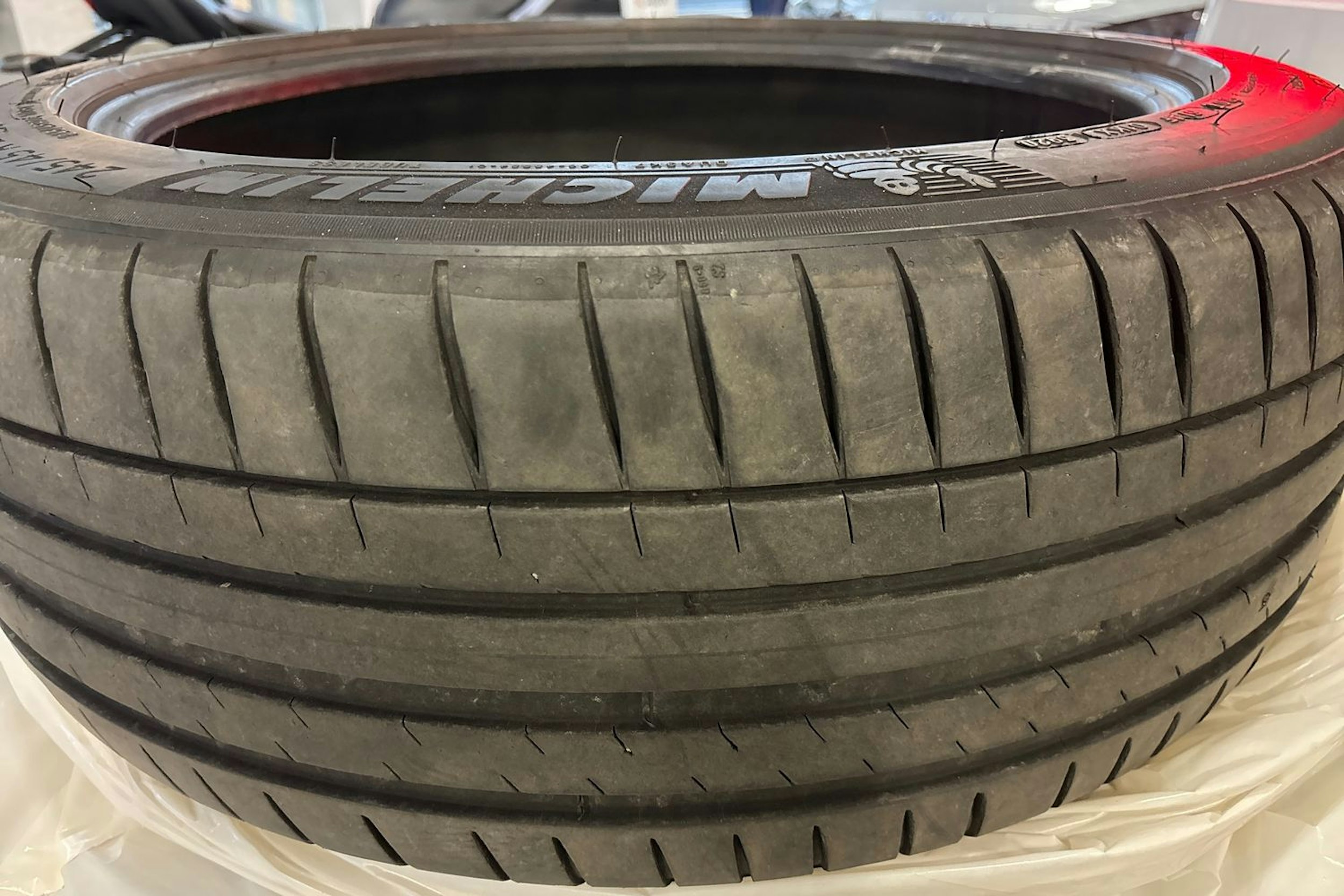 valkoinen Volvo XC40 2024 kuva 14.