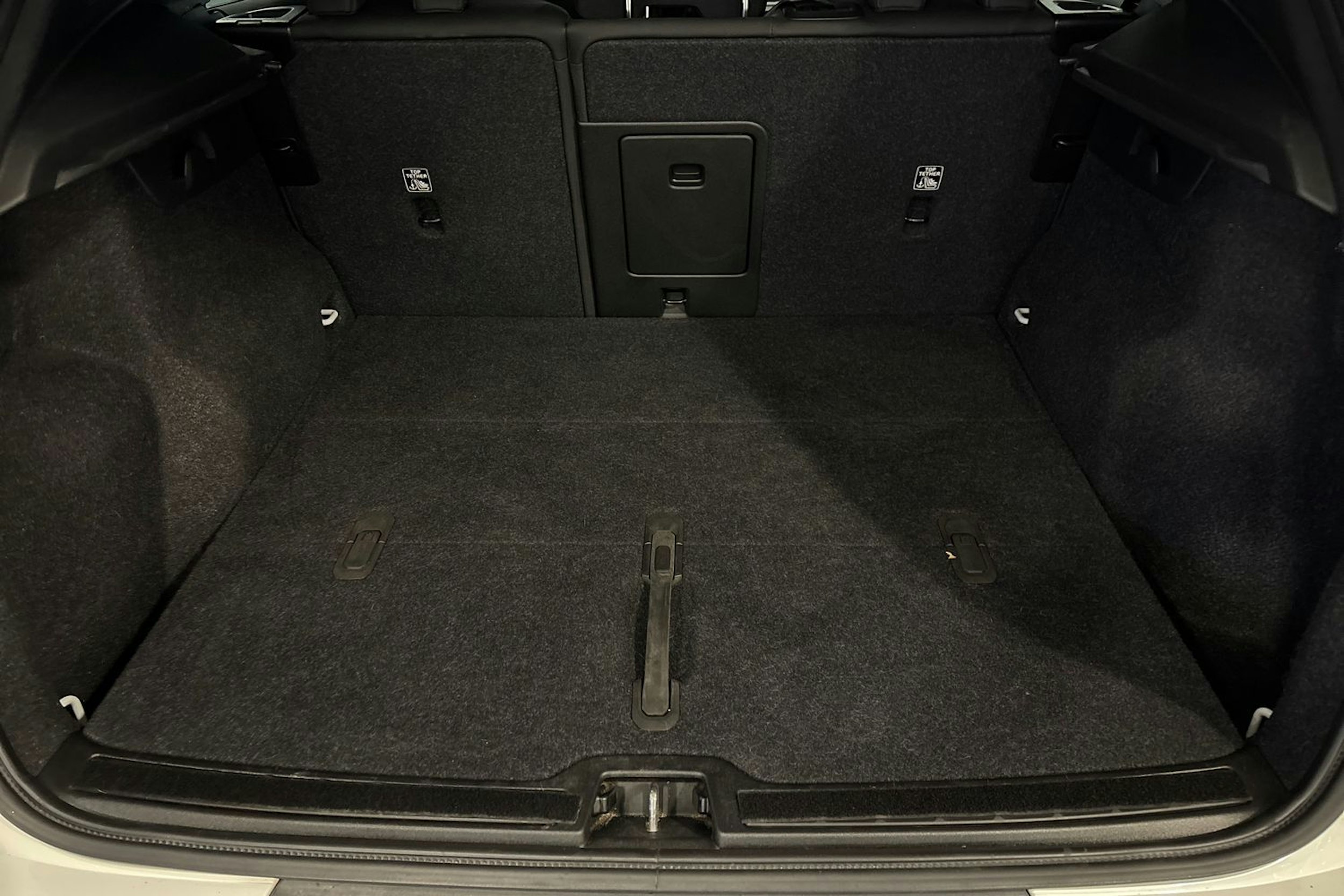 valkoinen Volvo XC40 2024 kuva 16.