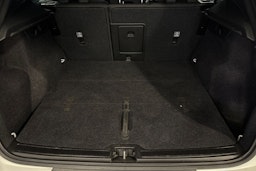 valkoinen Volvo XC40 2024 kuva 16.