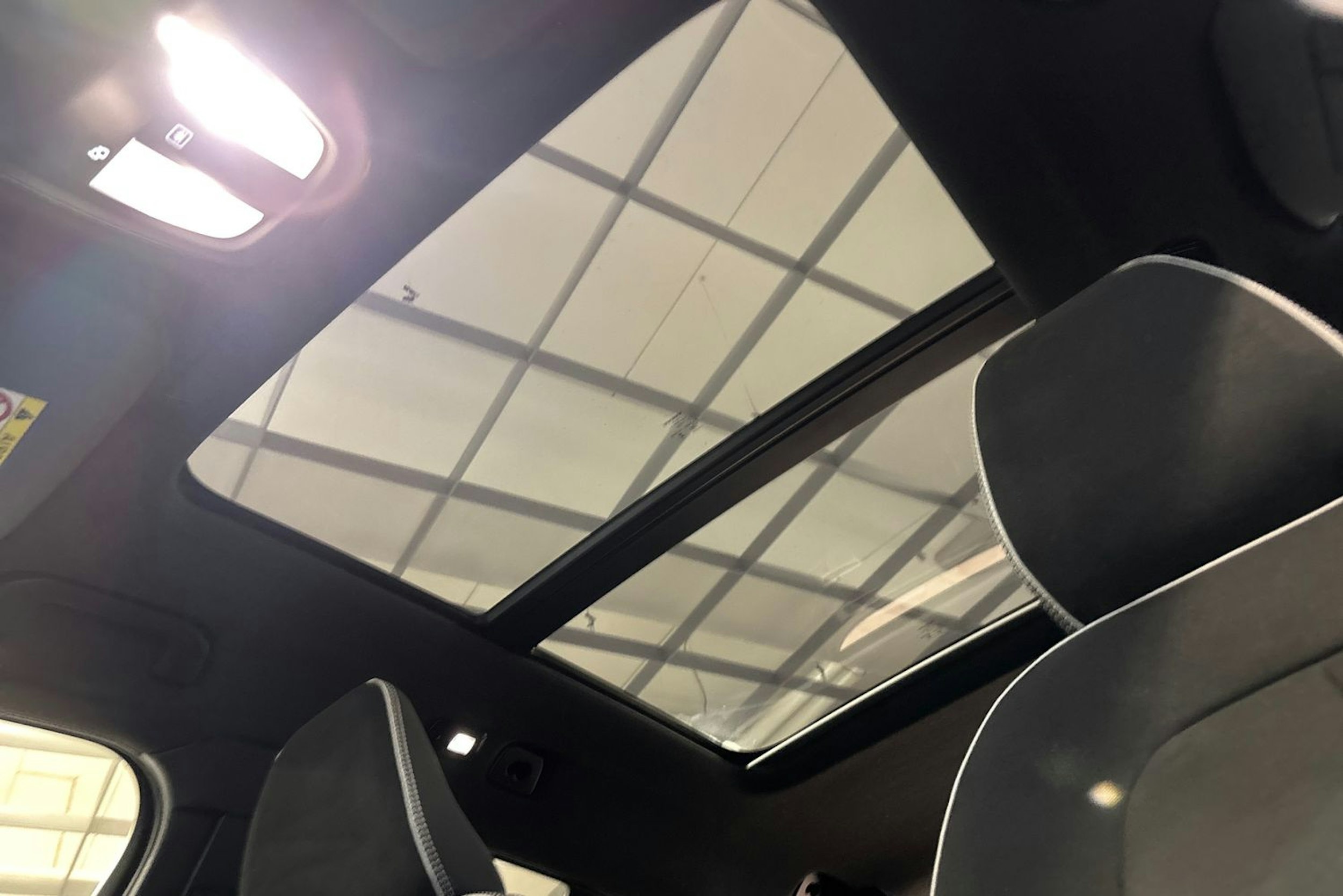 valkoinen Volvo XC40 2024 kuva 17.