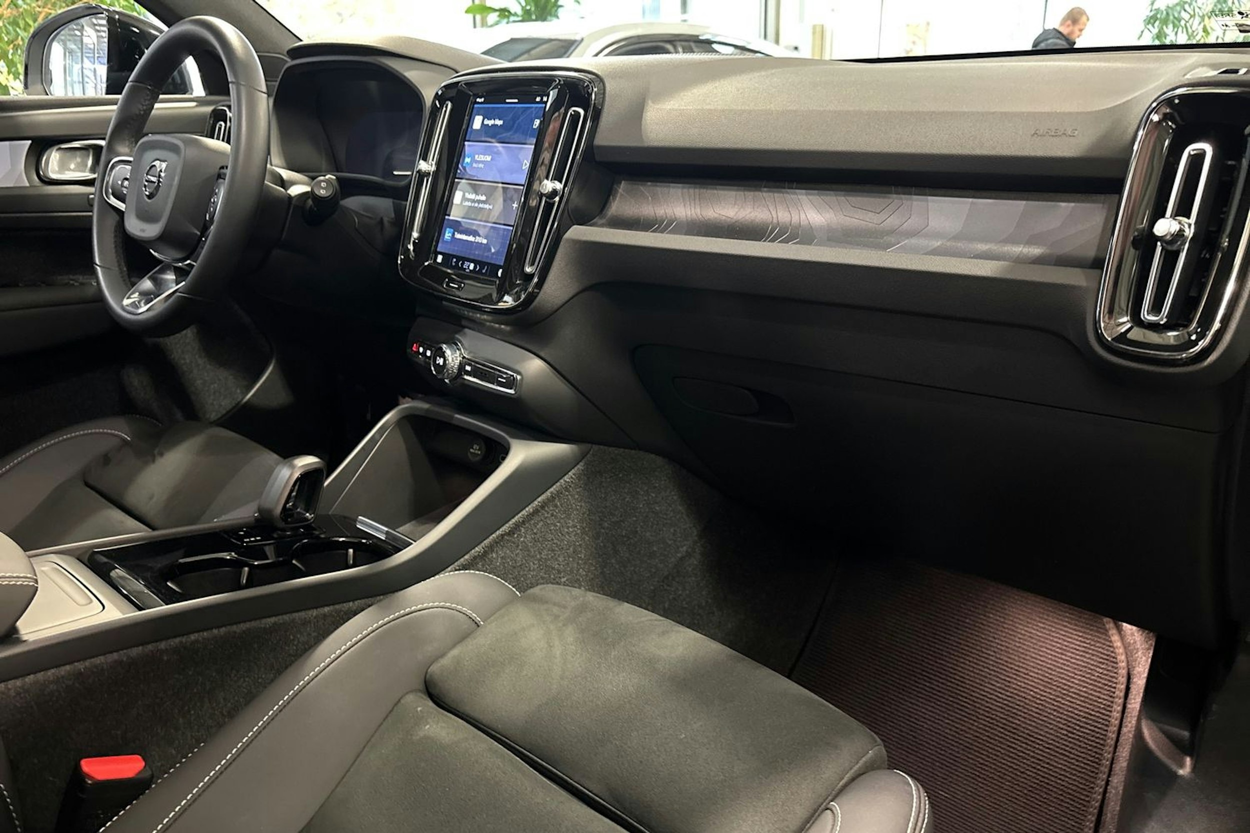 valkoinen Volvo XC40 2024 kuva 18.