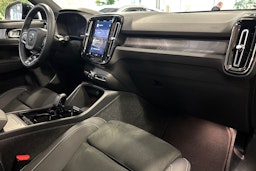 valkoinen Volvo XC40 2024 kuva 18.