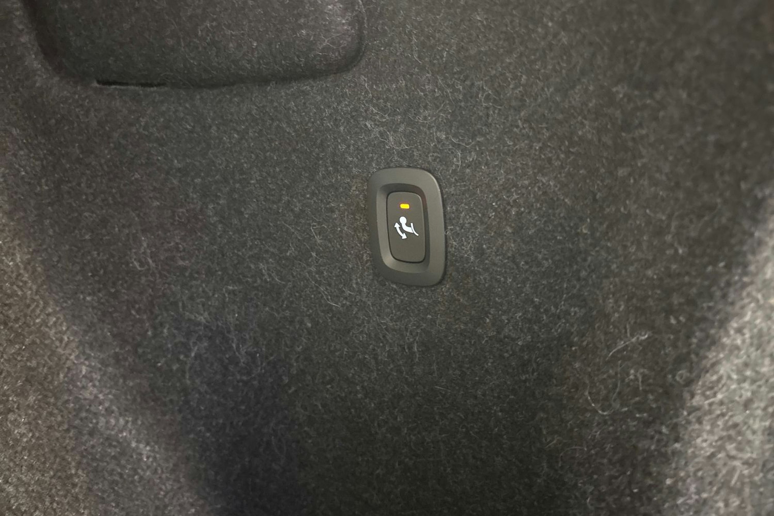 valkoinen Volvo XC40 2024 kuva 20.