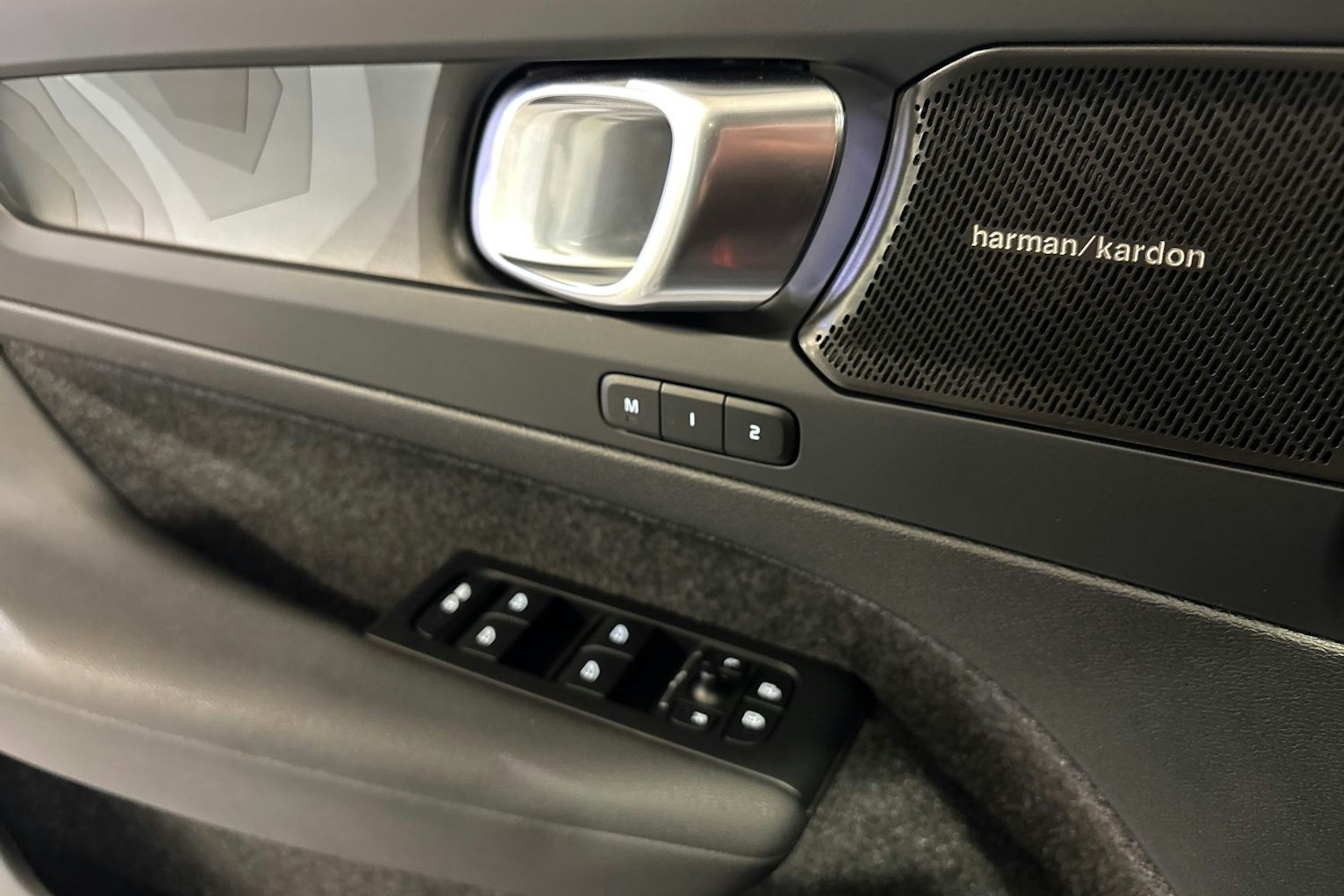 valkoinen Volvo XC40 2024 kuva 21.