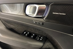 valkoinen Volvo XC40 2024 kuva 21.