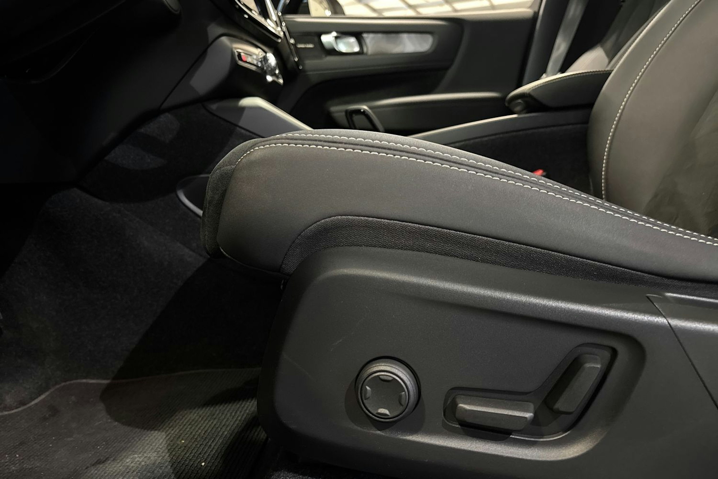 valkoinen Volvo XC40 2024 kuva 22.