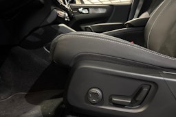 valkoinen Volvo XC40 2024 kuva 22.