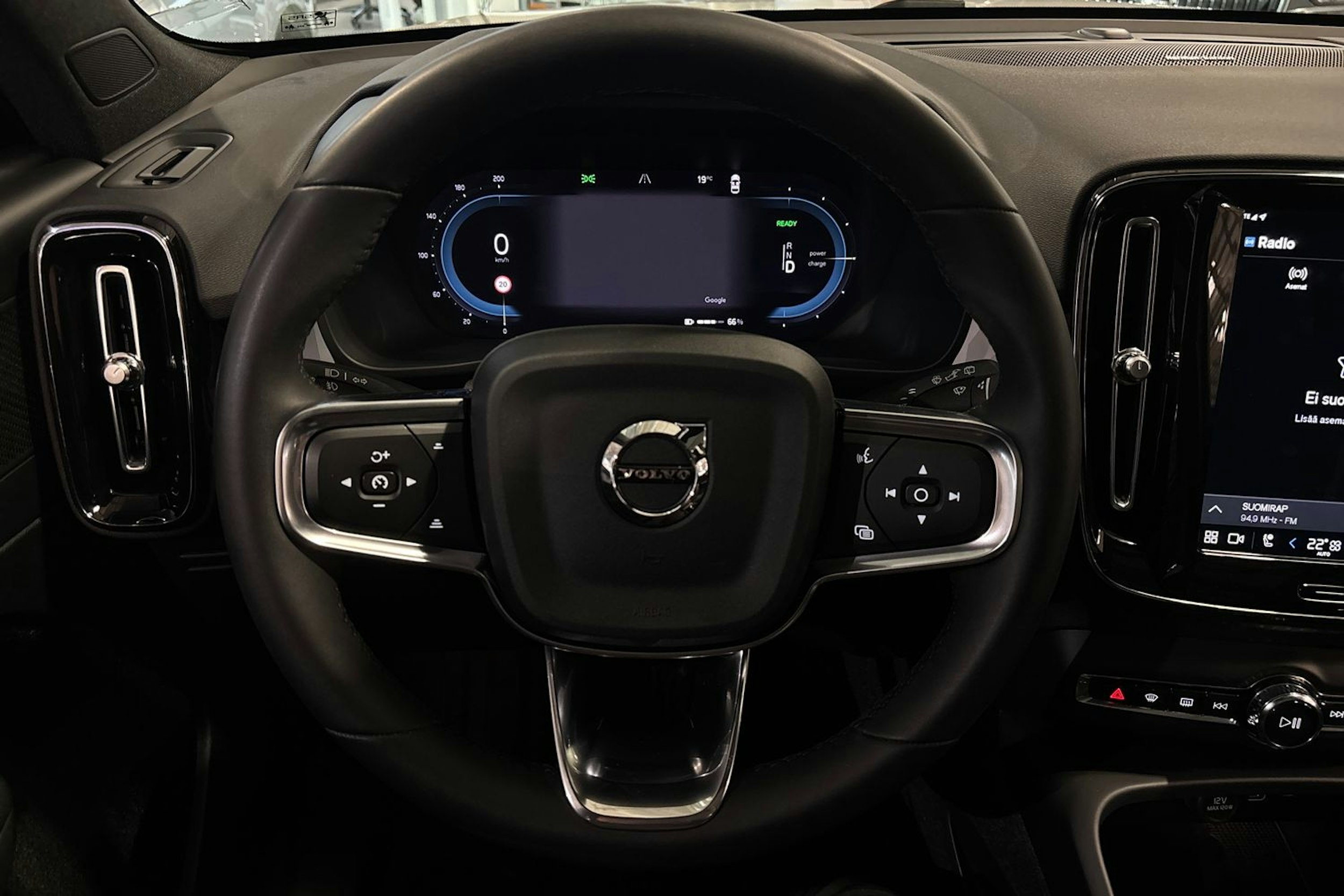 valkoinen Volvo XC40 2024 kuva 23.