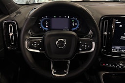 valkoinen Volvo XC40 2024 kuva 23.