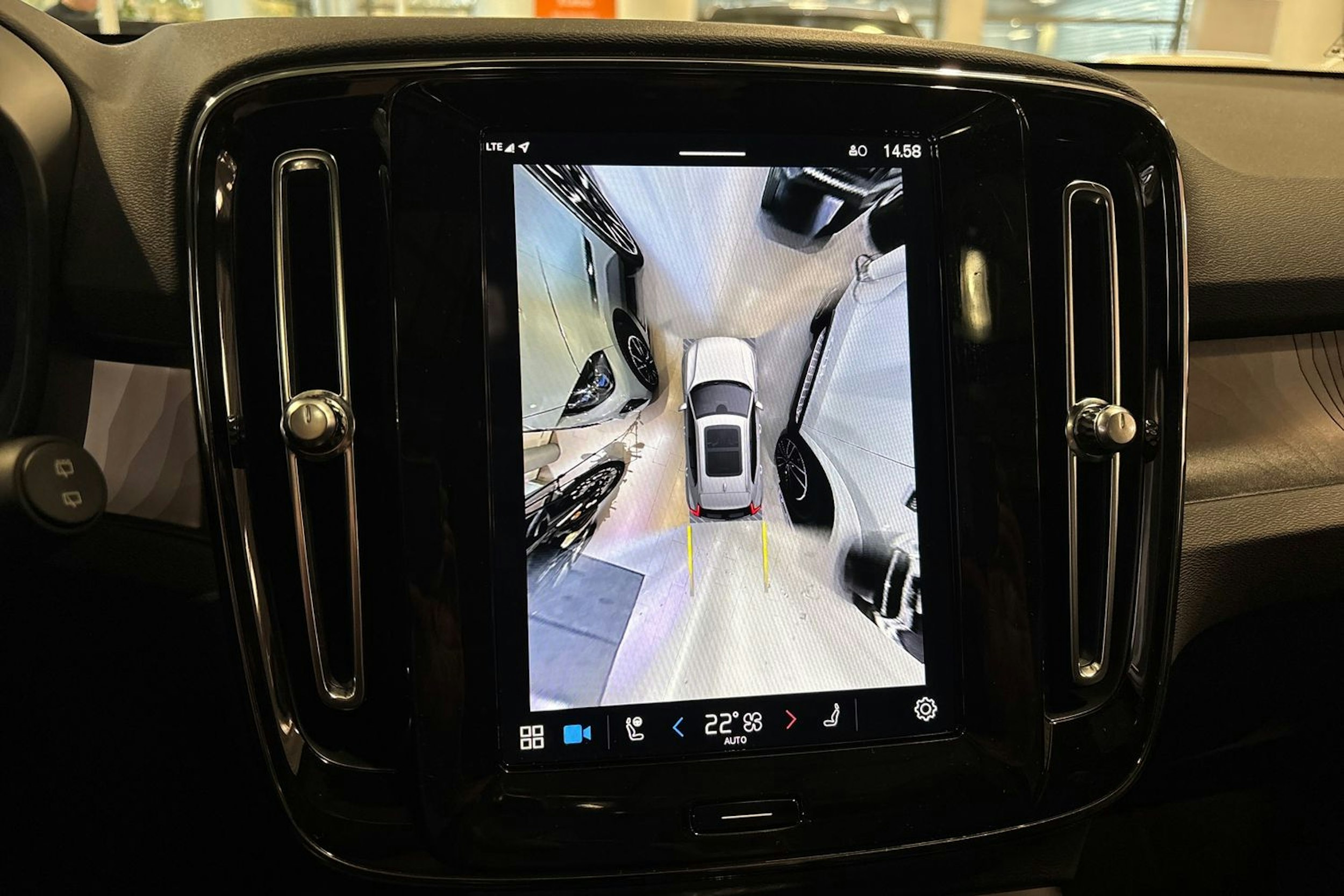 valkoinen Volvo XC40 2024 kuva 24.