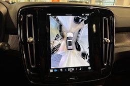 valkoinen Volvo XC40 2024 kuva 24.