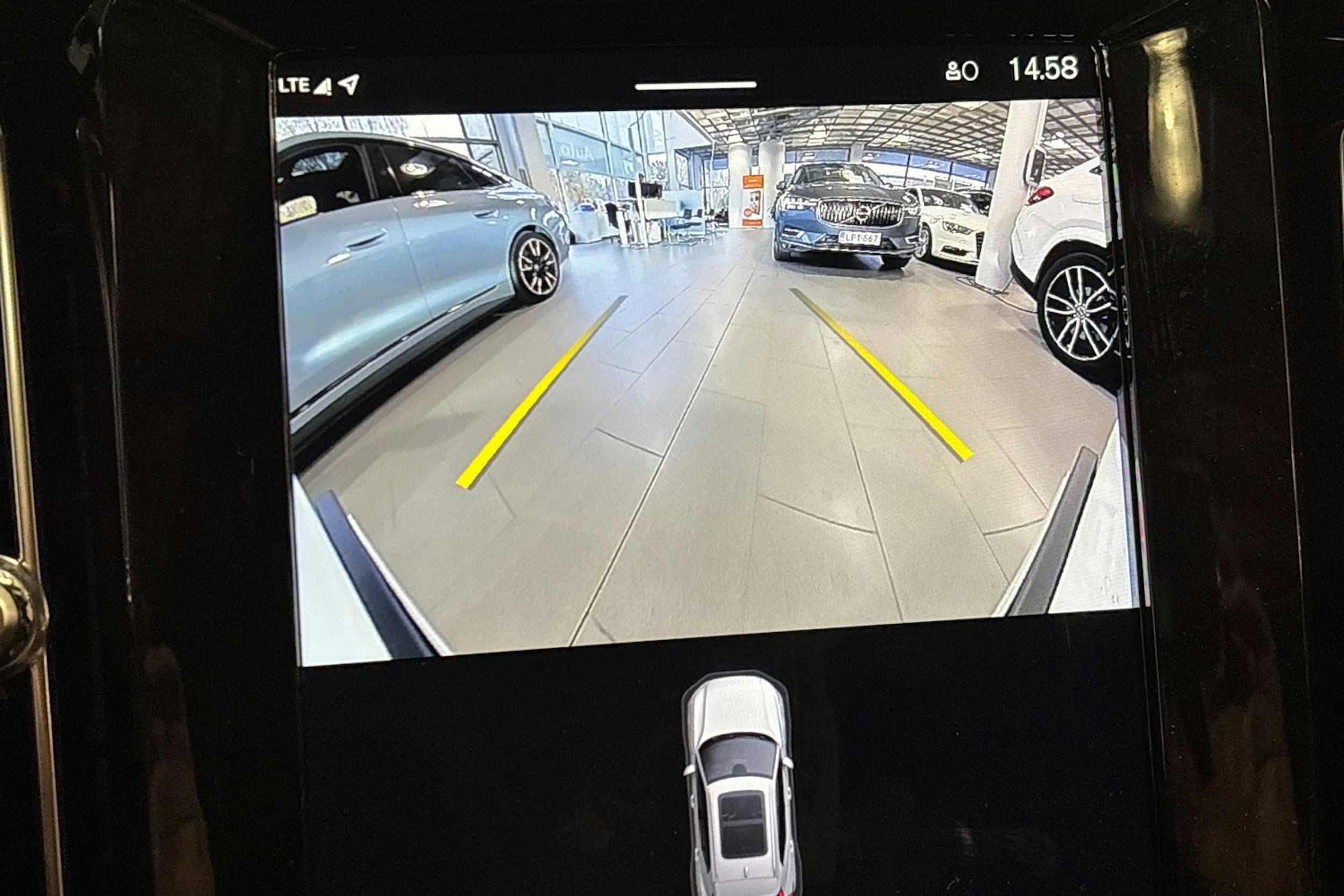 valkoinen Volvo XC40 2024 kuva 25.