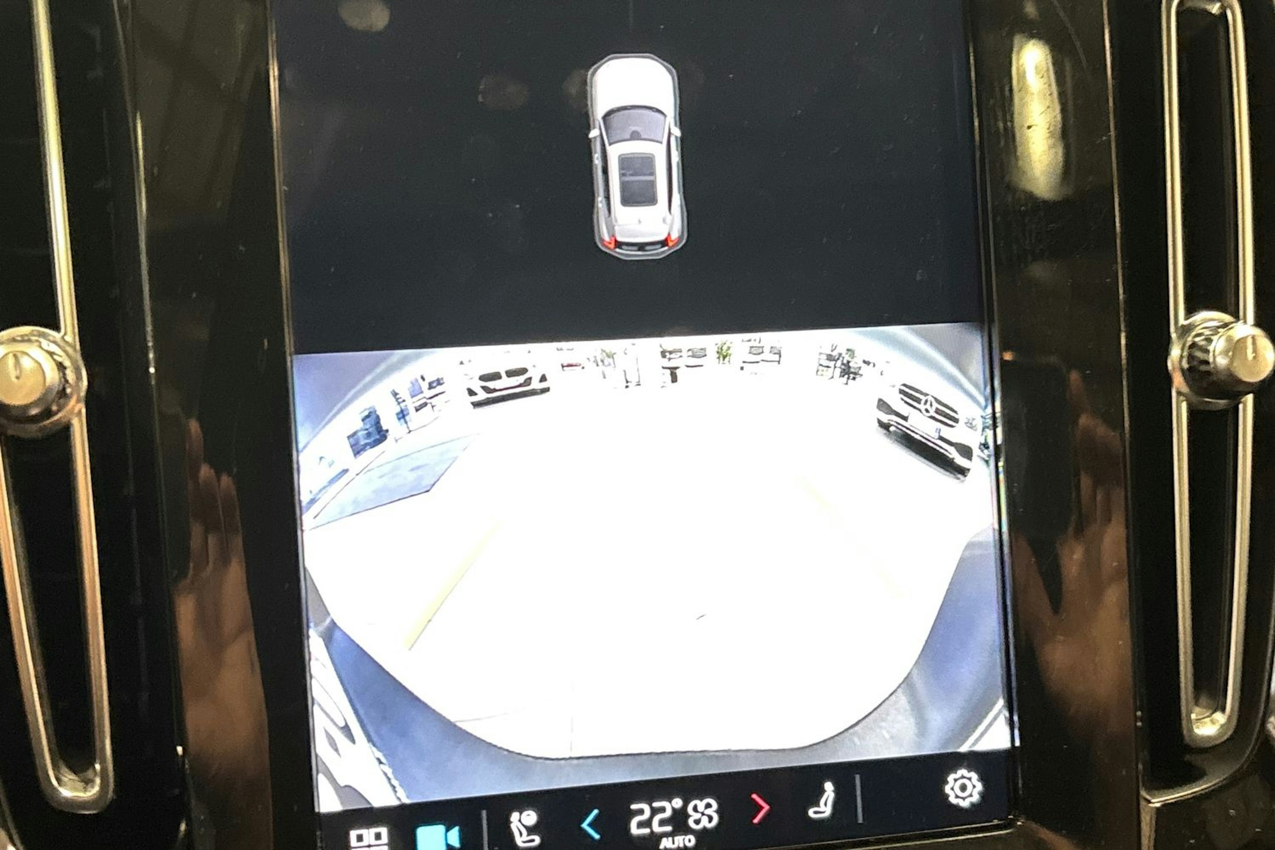 valkoinen Volvo XC40 2024 kuva 26.