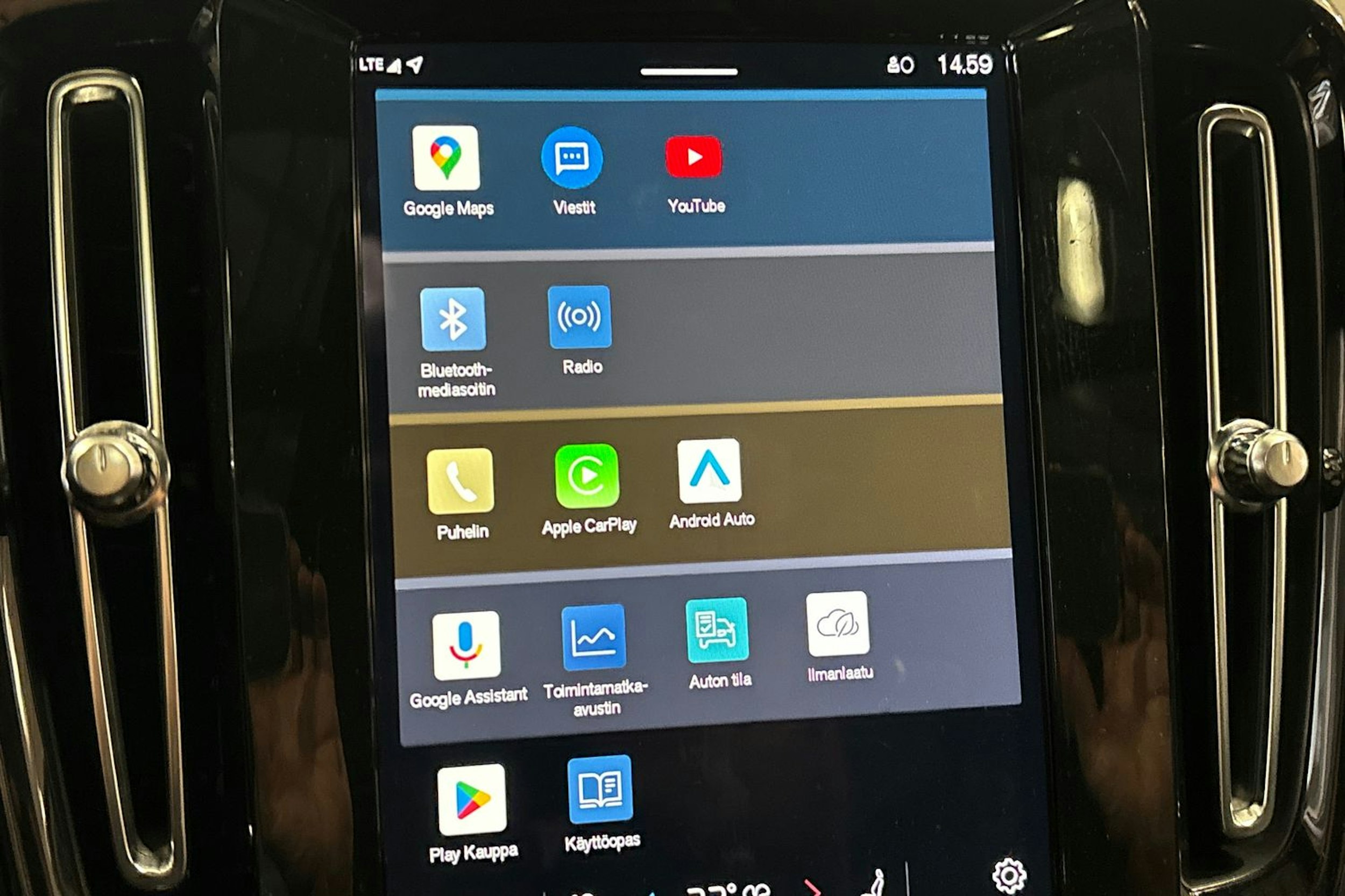 valkoinen Volvo XC40 2024 kuva 27.