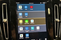 valkoinen Volvo XC40 2024 kuva 27.