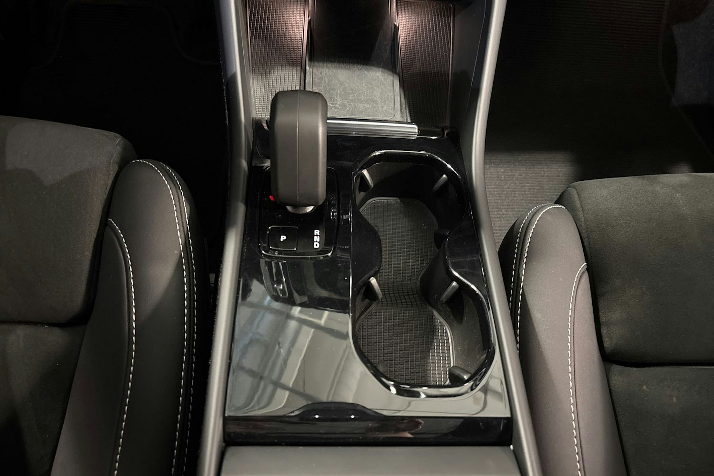 valkoinen Volvo XC40 2024 kuva 29.