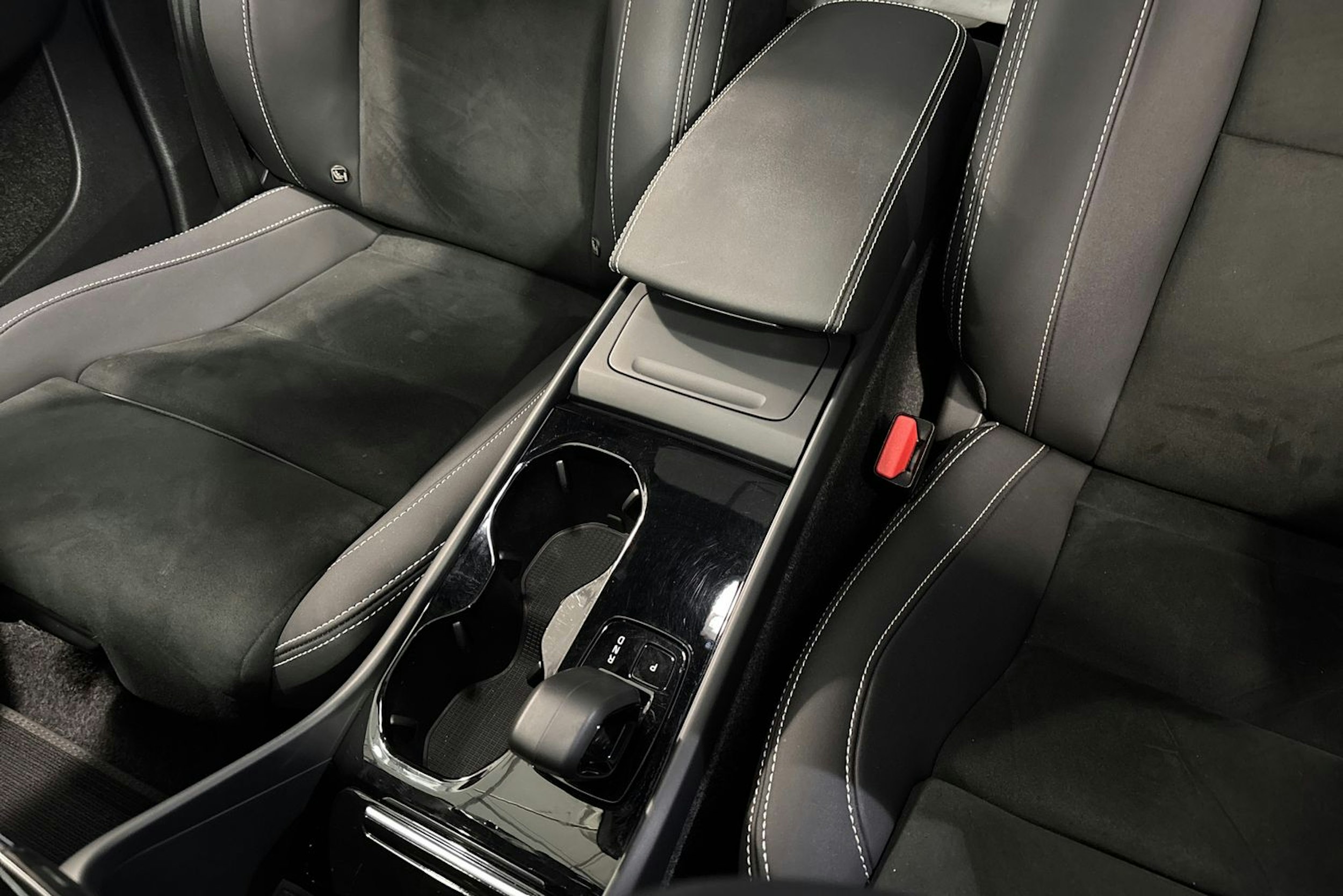 valkoinen Volvo XC40 2024 kuva 30.