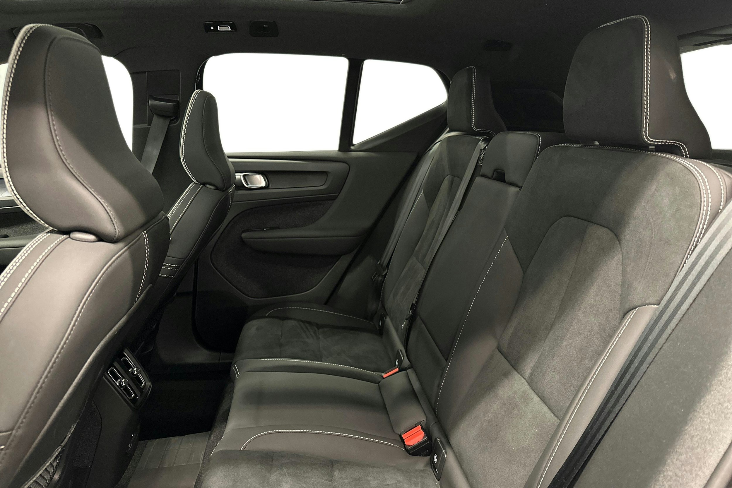 harmaa Volvo XC40 2024 kuva 10.