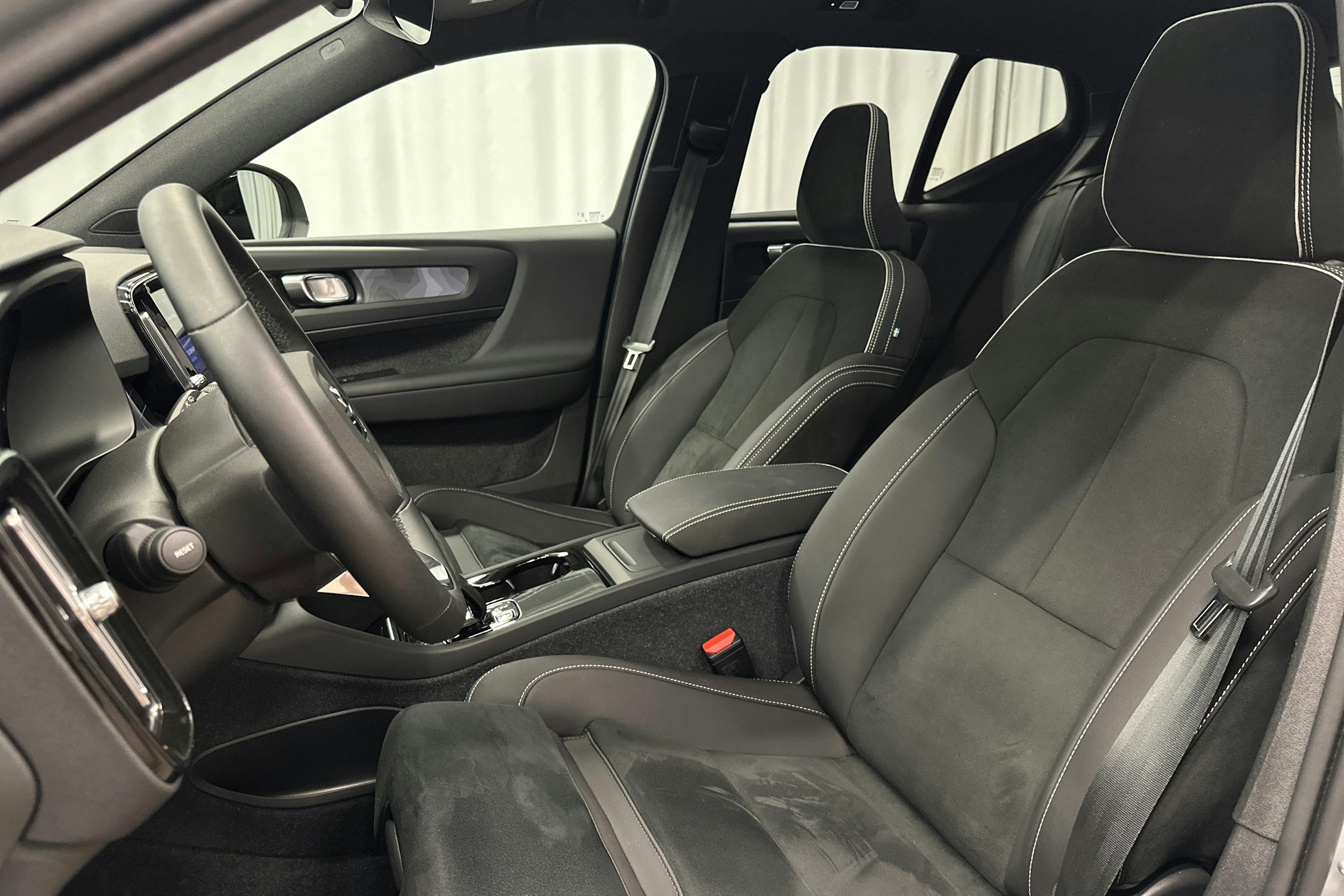 harmaa Volvo XC40 2024 kuva 19.