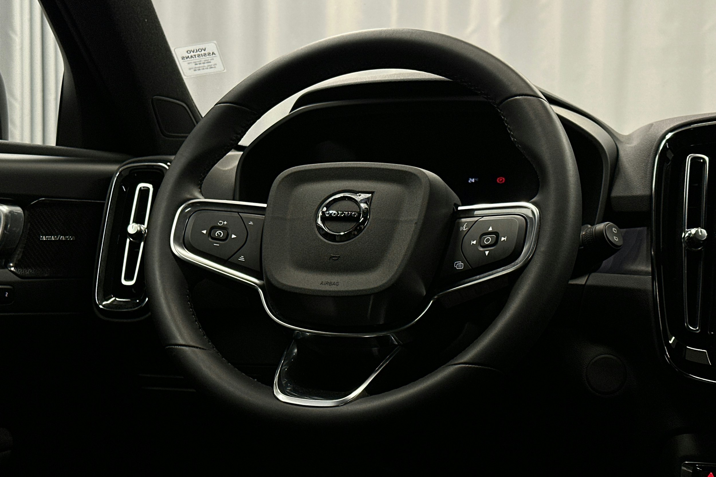 harmaa Volvo XC40 2024 kuva 22.