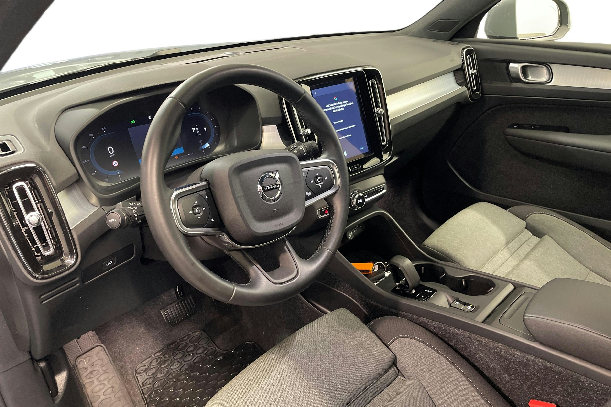 harmaa Volvo XC40 2025 kuva 7.
