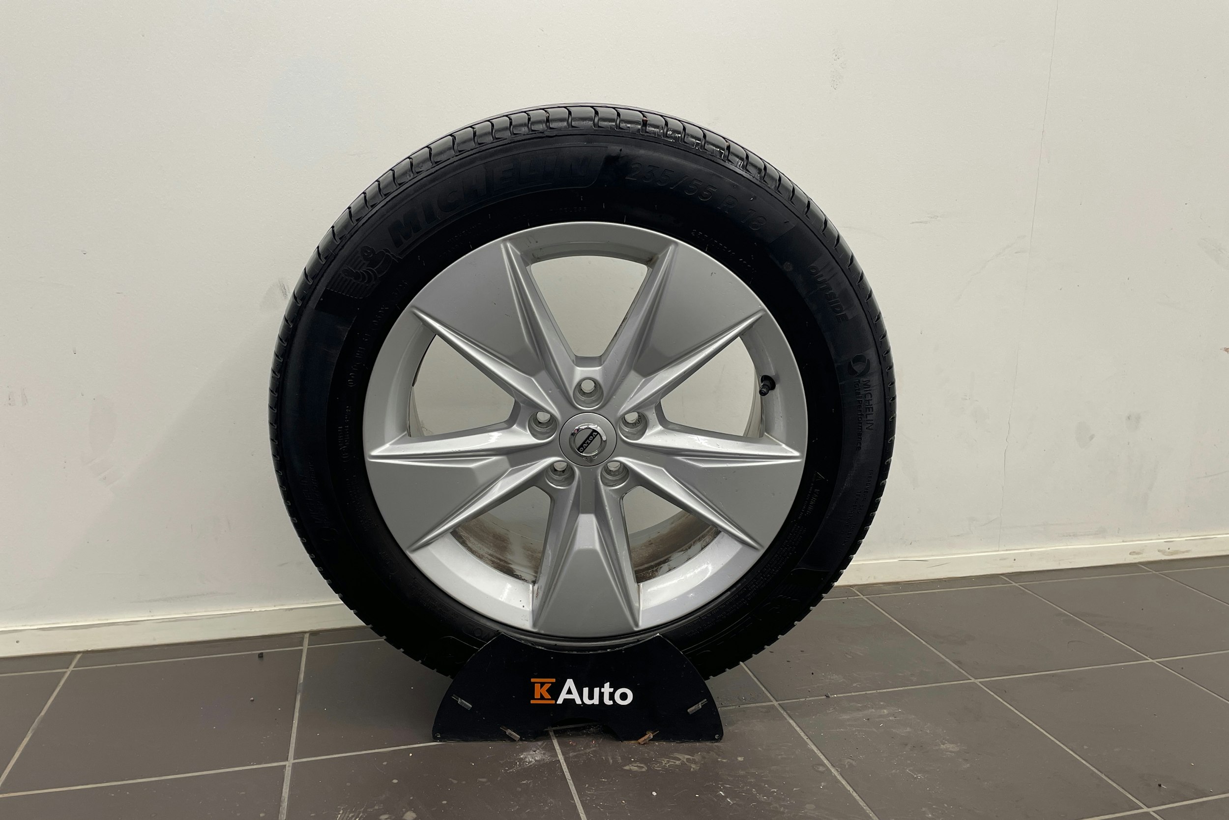 harmaa Volvo XC40 2025 kuva 12.