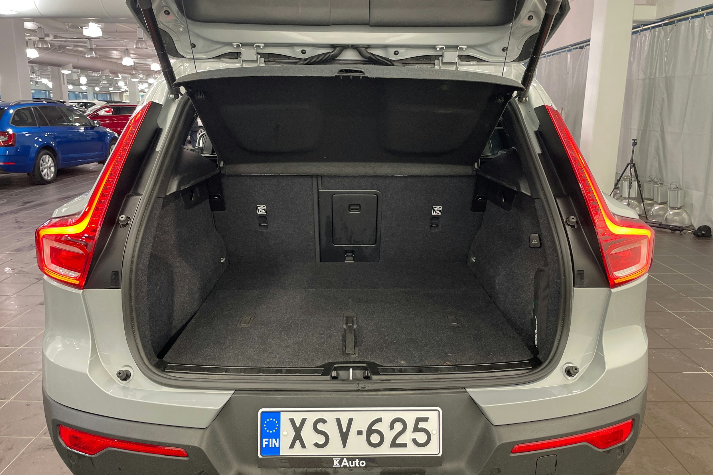 harmaa Volvo XC40 2025 kuva 14.