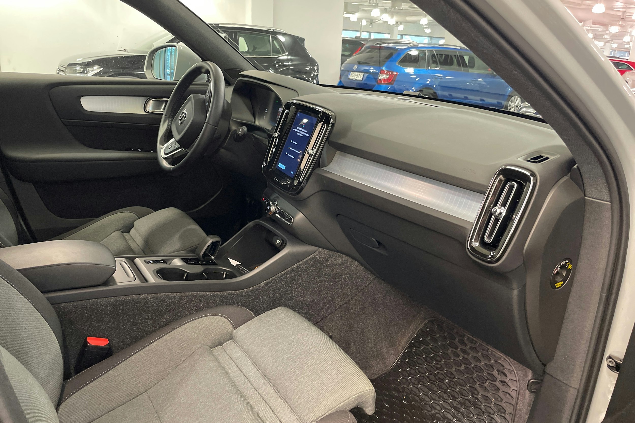 harmaa Volvo XC40 2025 kuva 16.