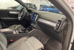 harmaa Volvo XC40 2025 kuva 16.