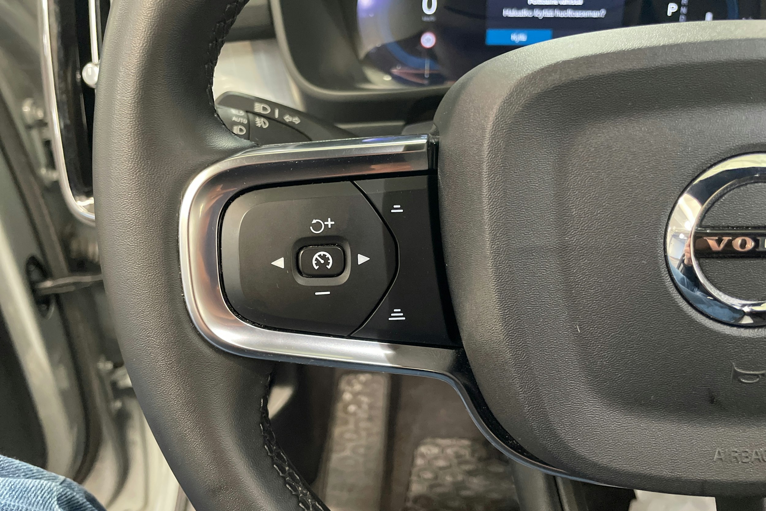 harmaa Volvo XC40 2025 kuva 18.