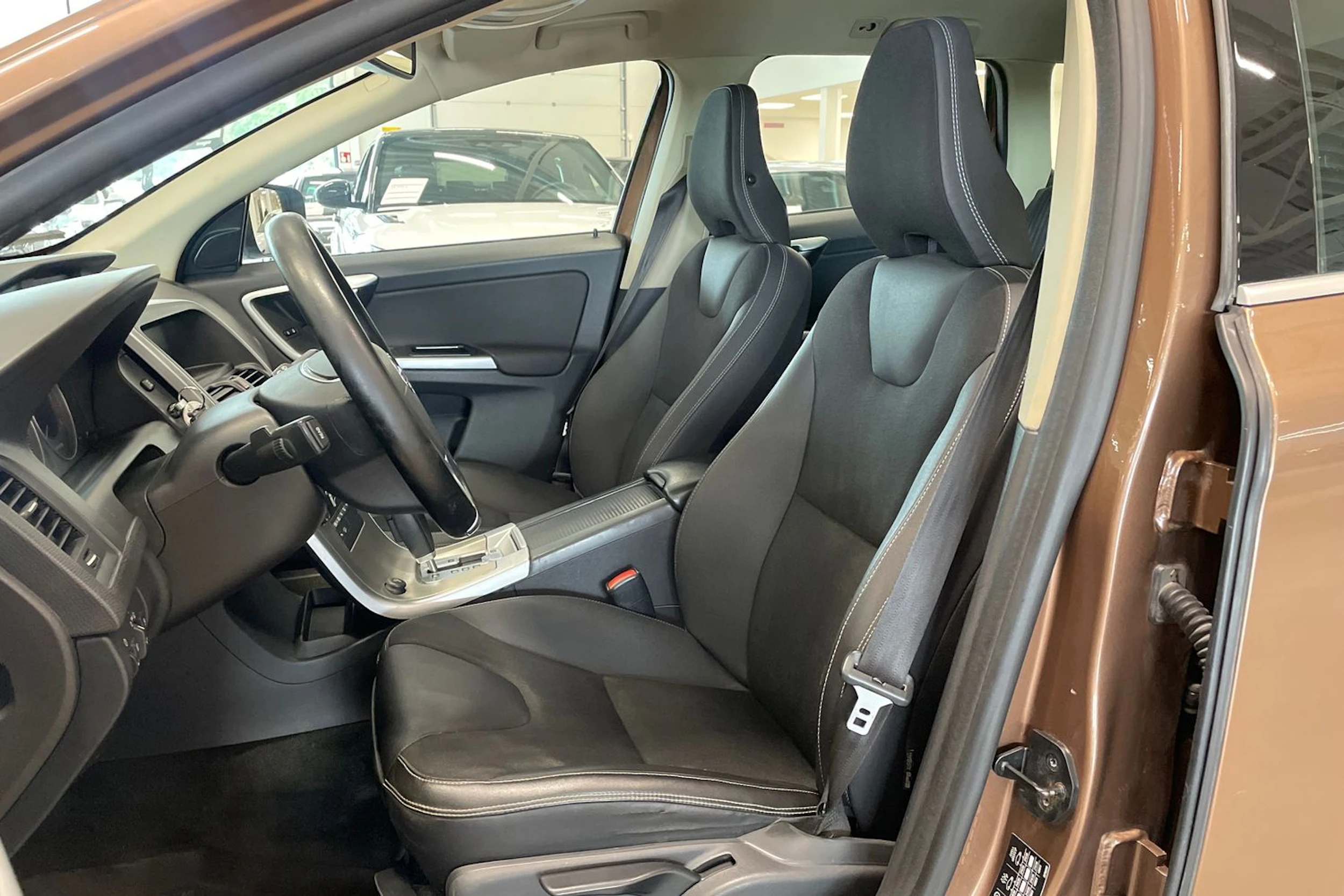 ruskea (beige) Volvo XC60 2009 kuva 11.