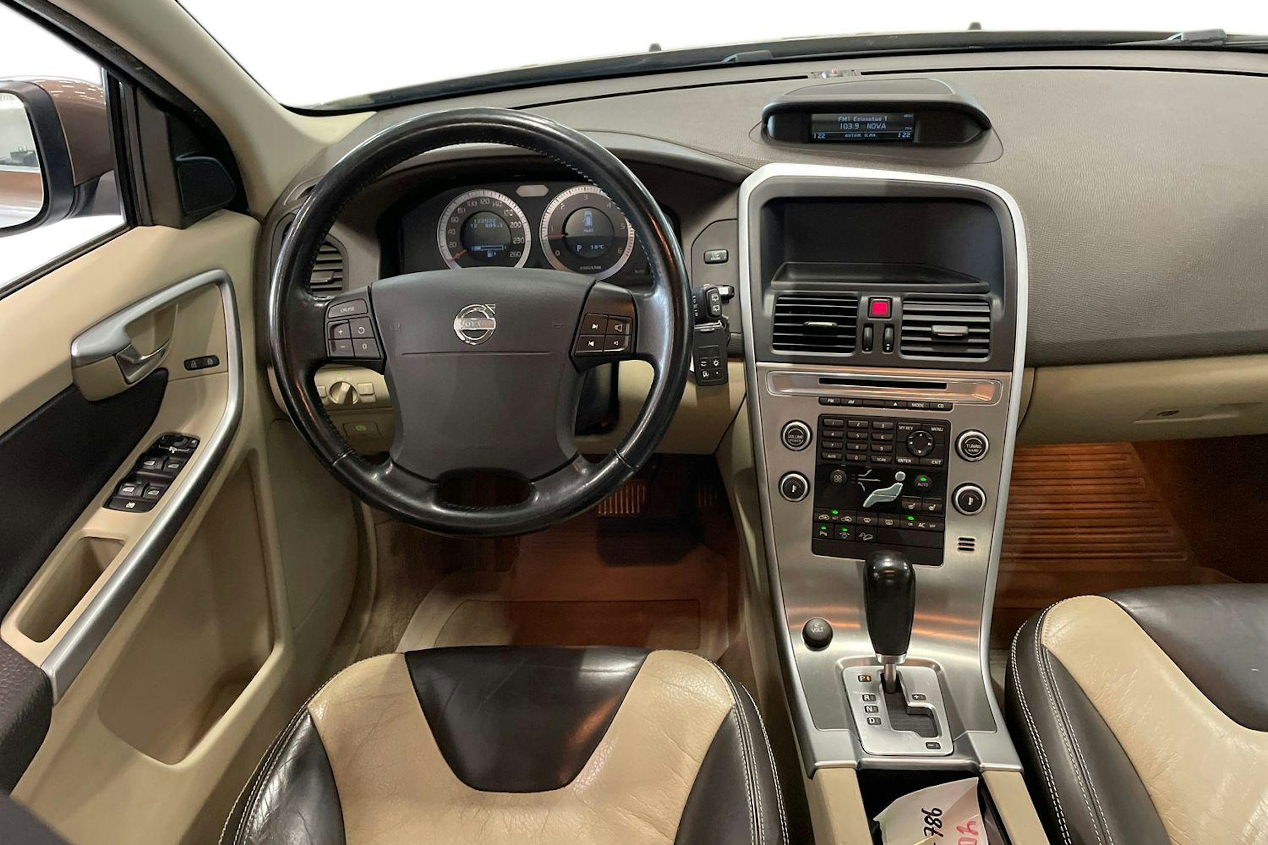 ruskea (beige) Volvo XC60 2009 kuva 9.