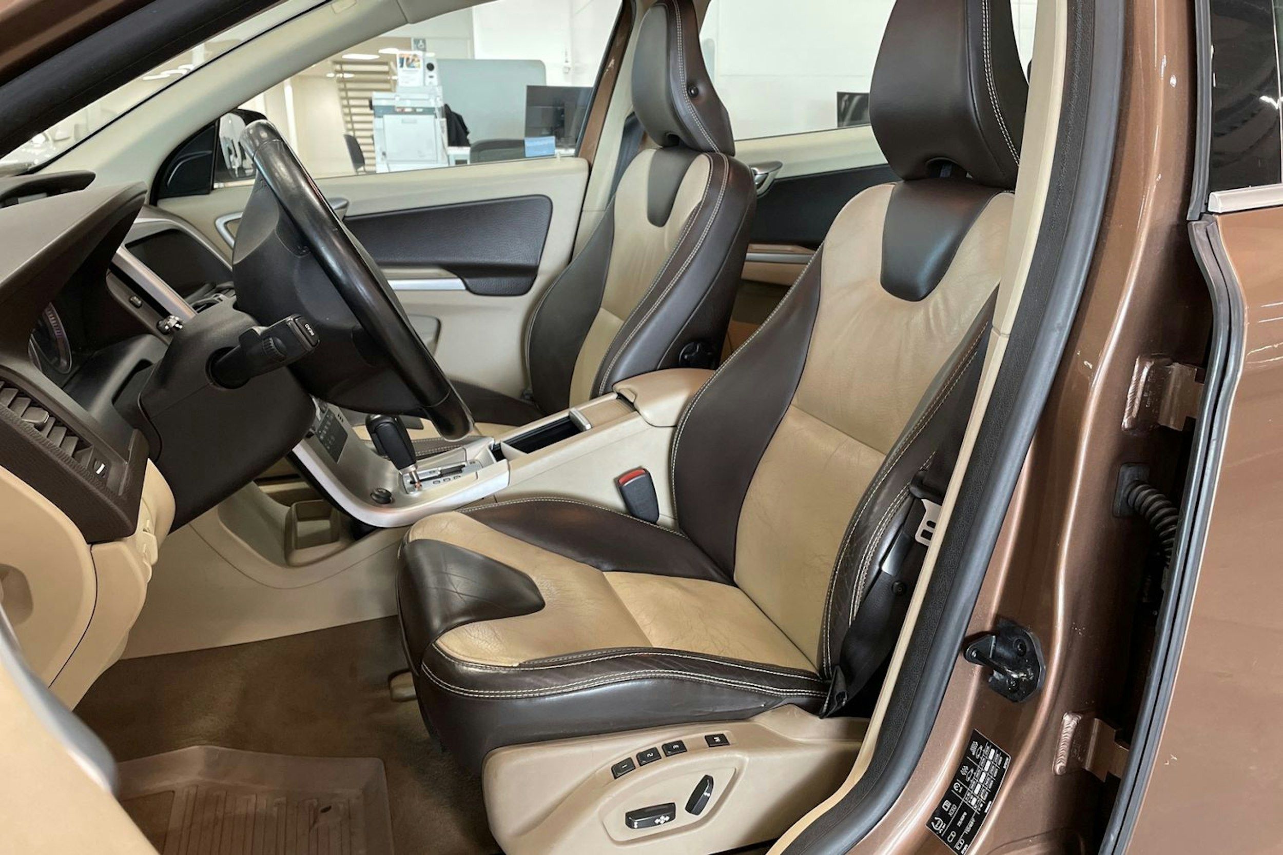 ruskea (beige) Volvo XC60 2009 kuva 14.