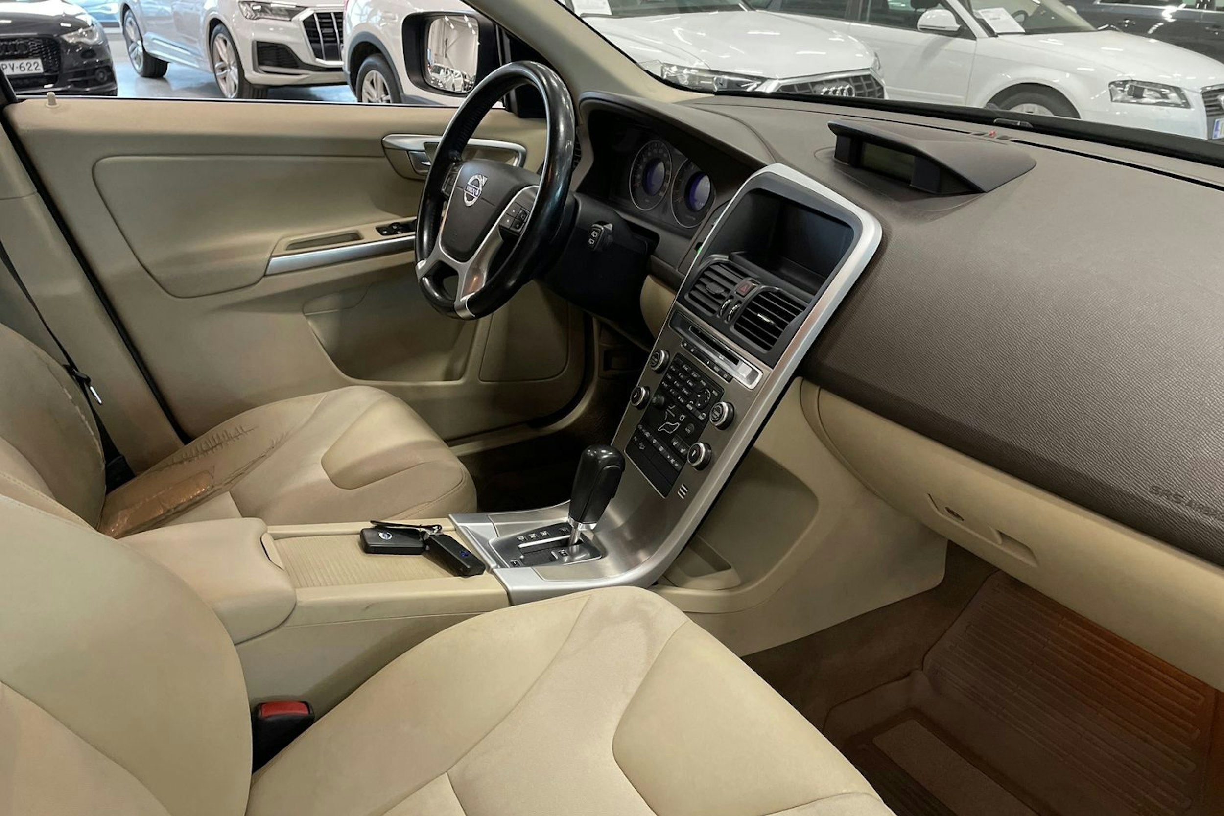 musta Volvo XC60 2009 kuva 13.