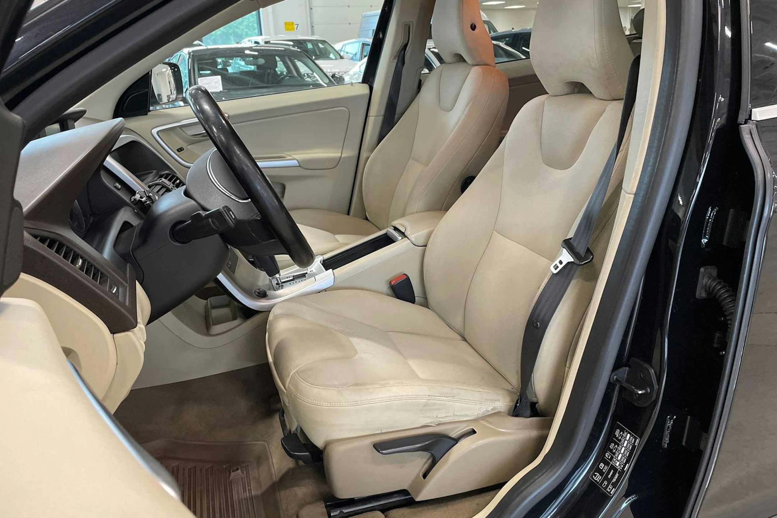 musta Volvo XC60 2009 kuva 15.