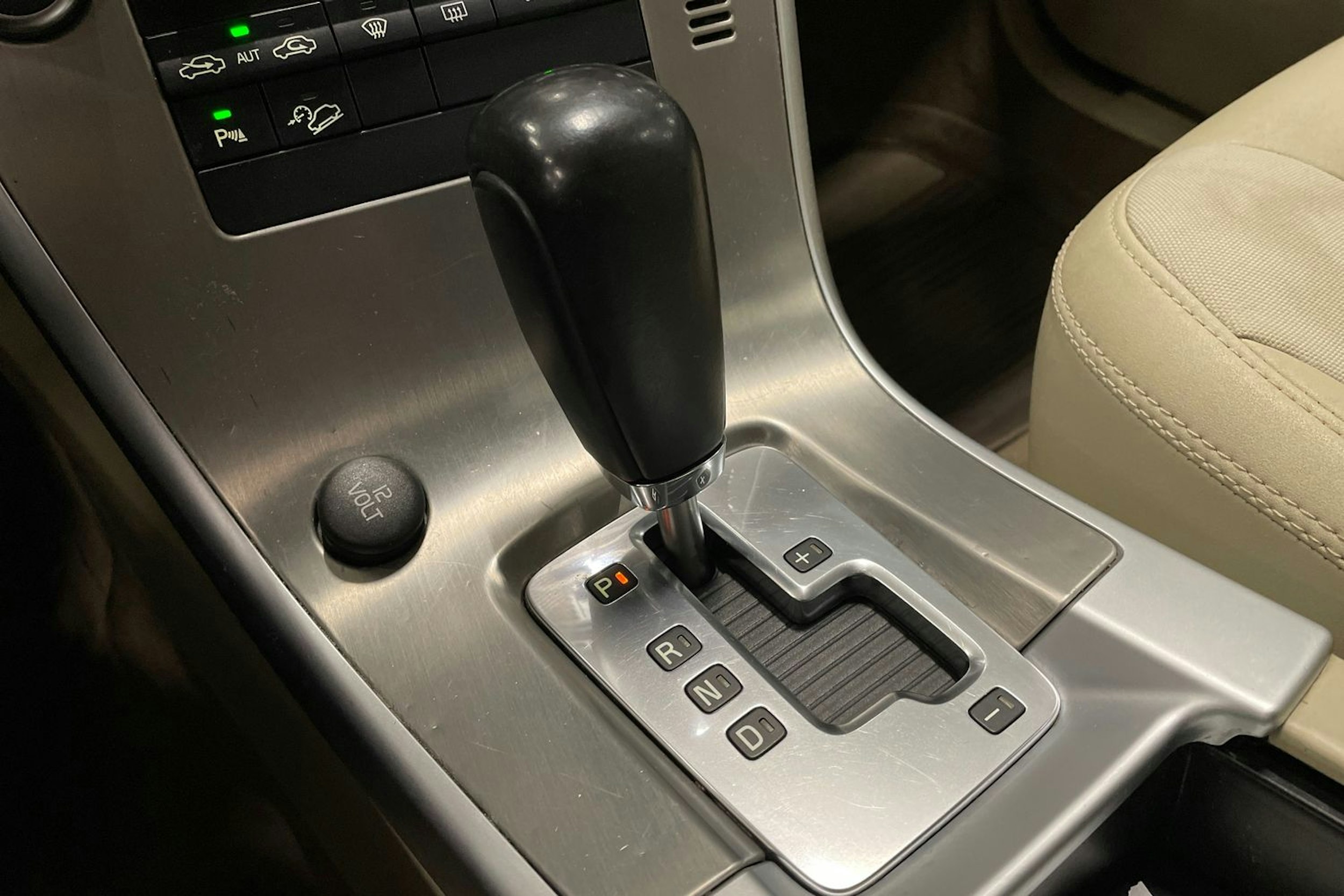musta Volvo XC60 2009 kuva 23.