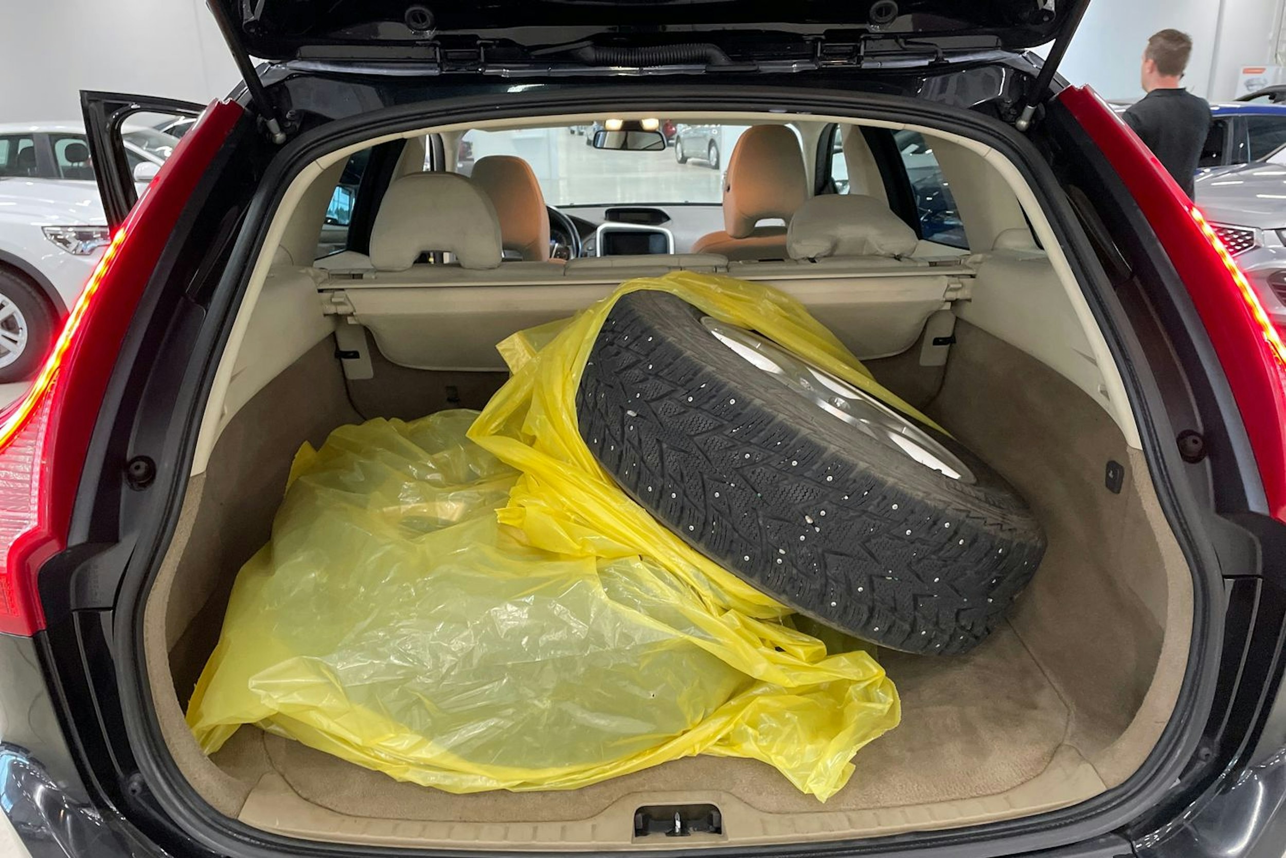 musta Volvo XC60 2009 kuva 26.