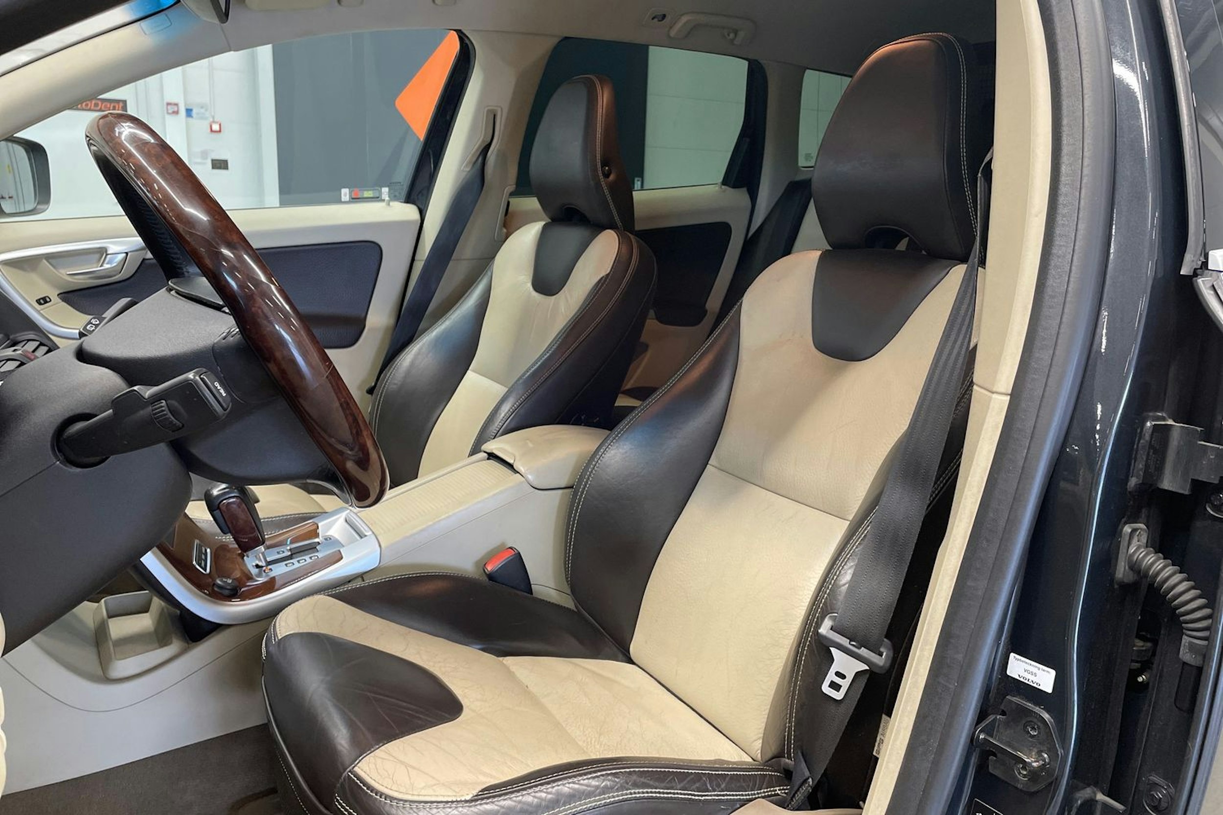 musta Volvo XC60 2009 kuva 19.
