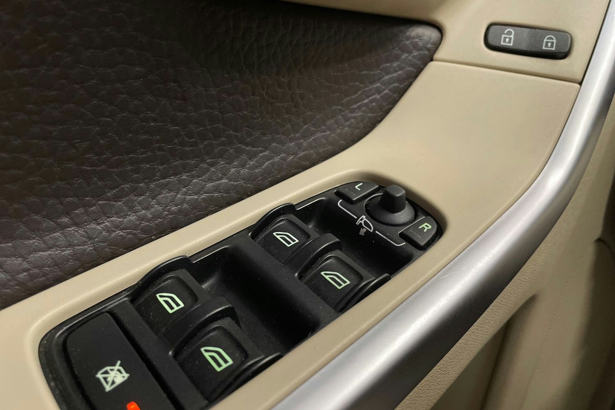 musta Volvo XC60 2009 kuva 26.
