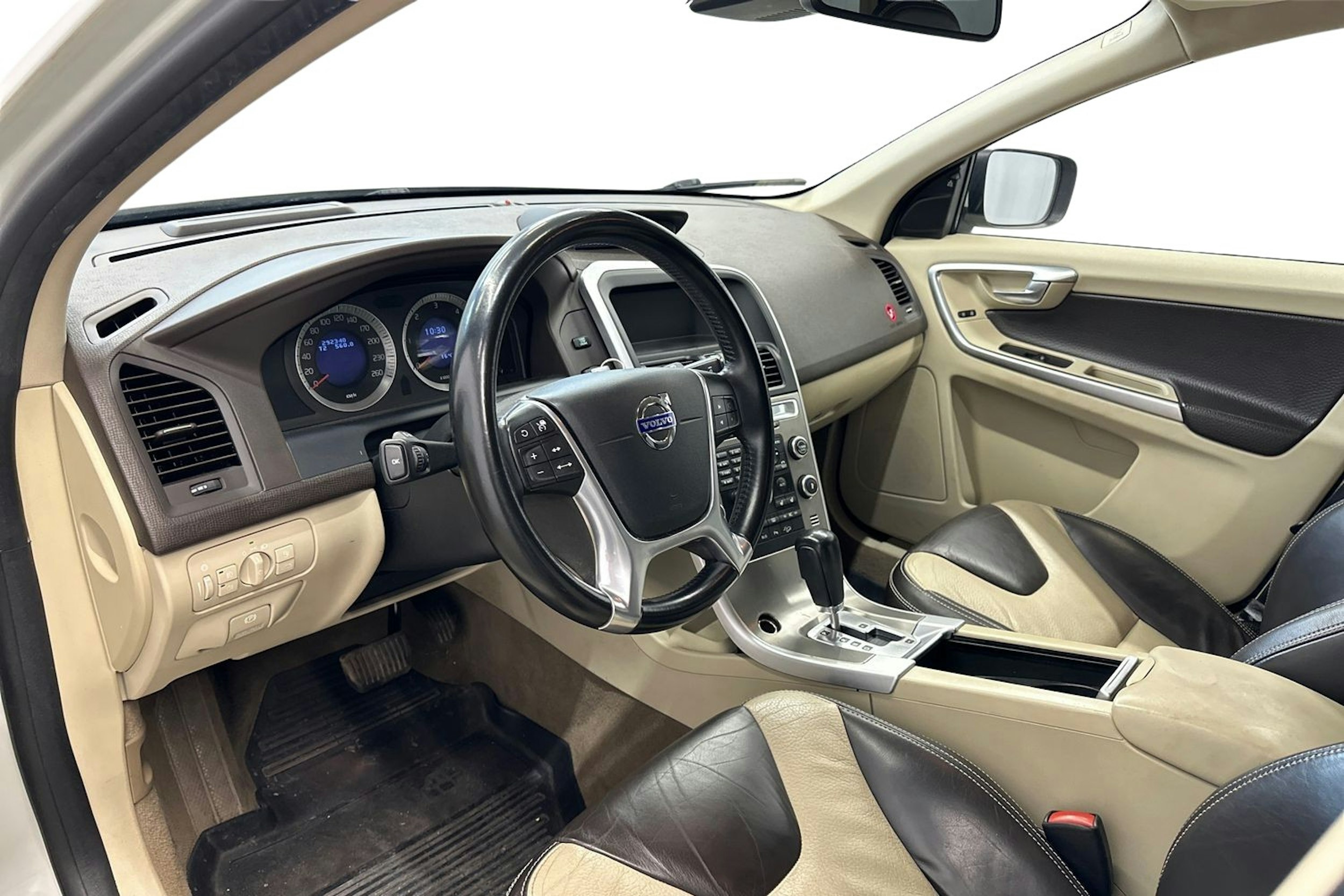 valkoinen Volvo XC60 2010 kuva 3.