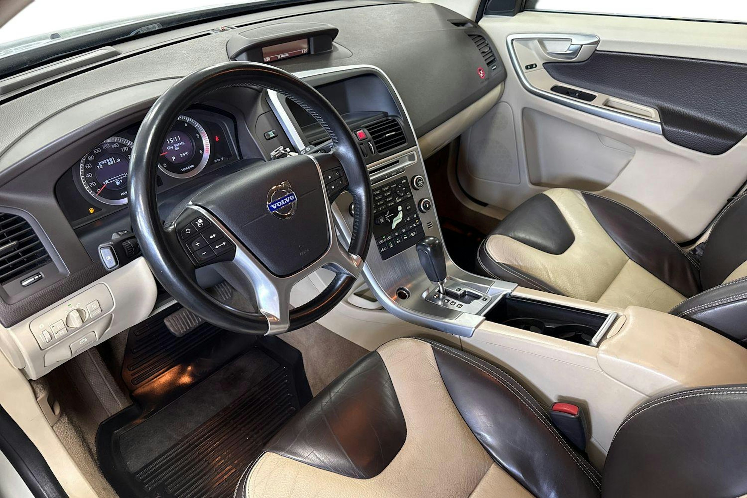 Valkoinen Volvo XC60 2009 kuva 7.