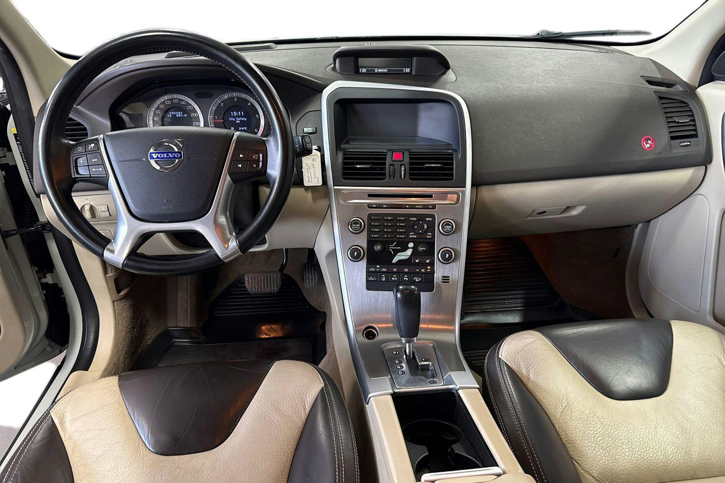 Valkoinen Volvo XC60 2009 kuva 9.