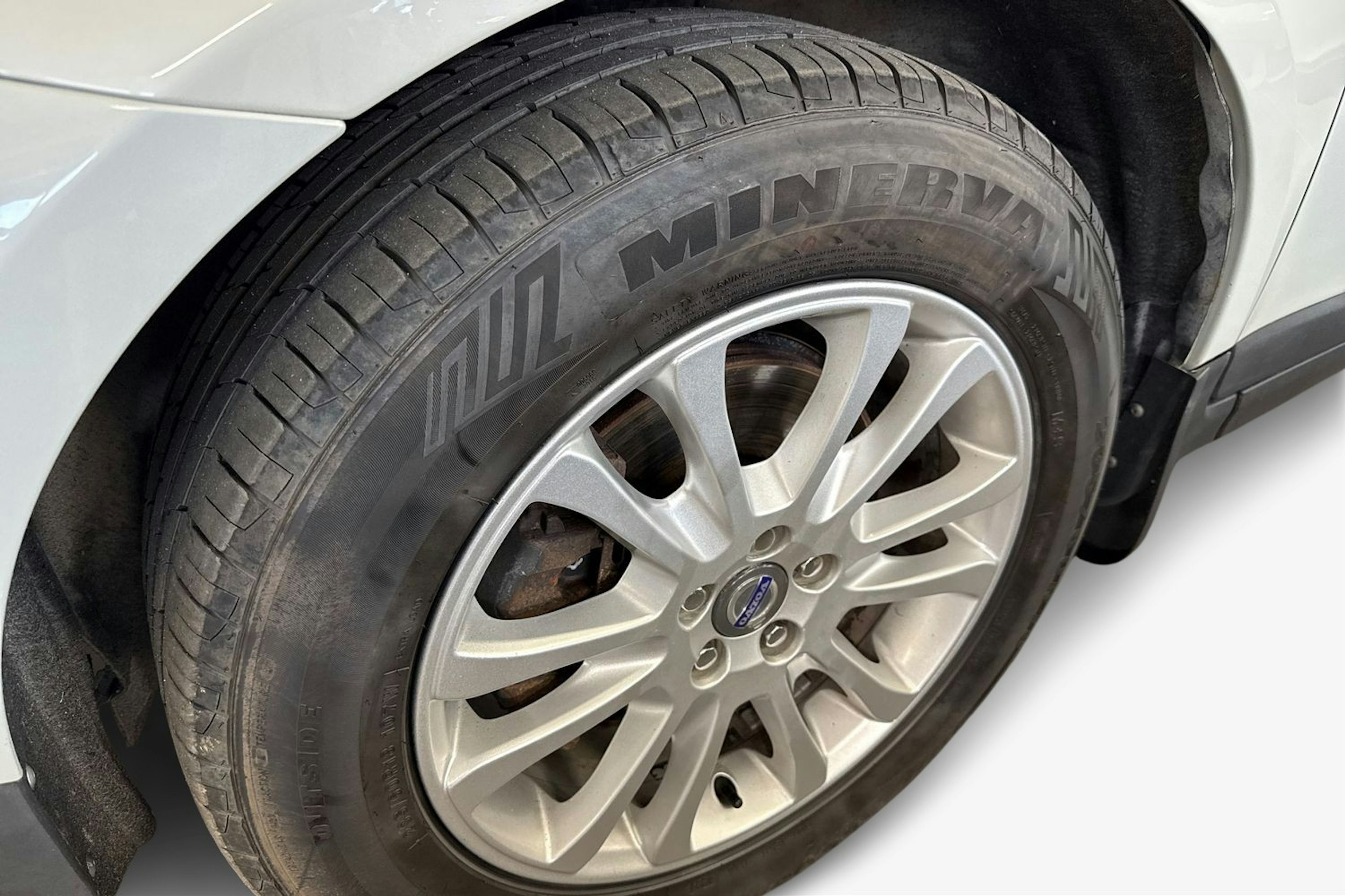 Valkoinen Volvo XC60 2009 kuva 11.