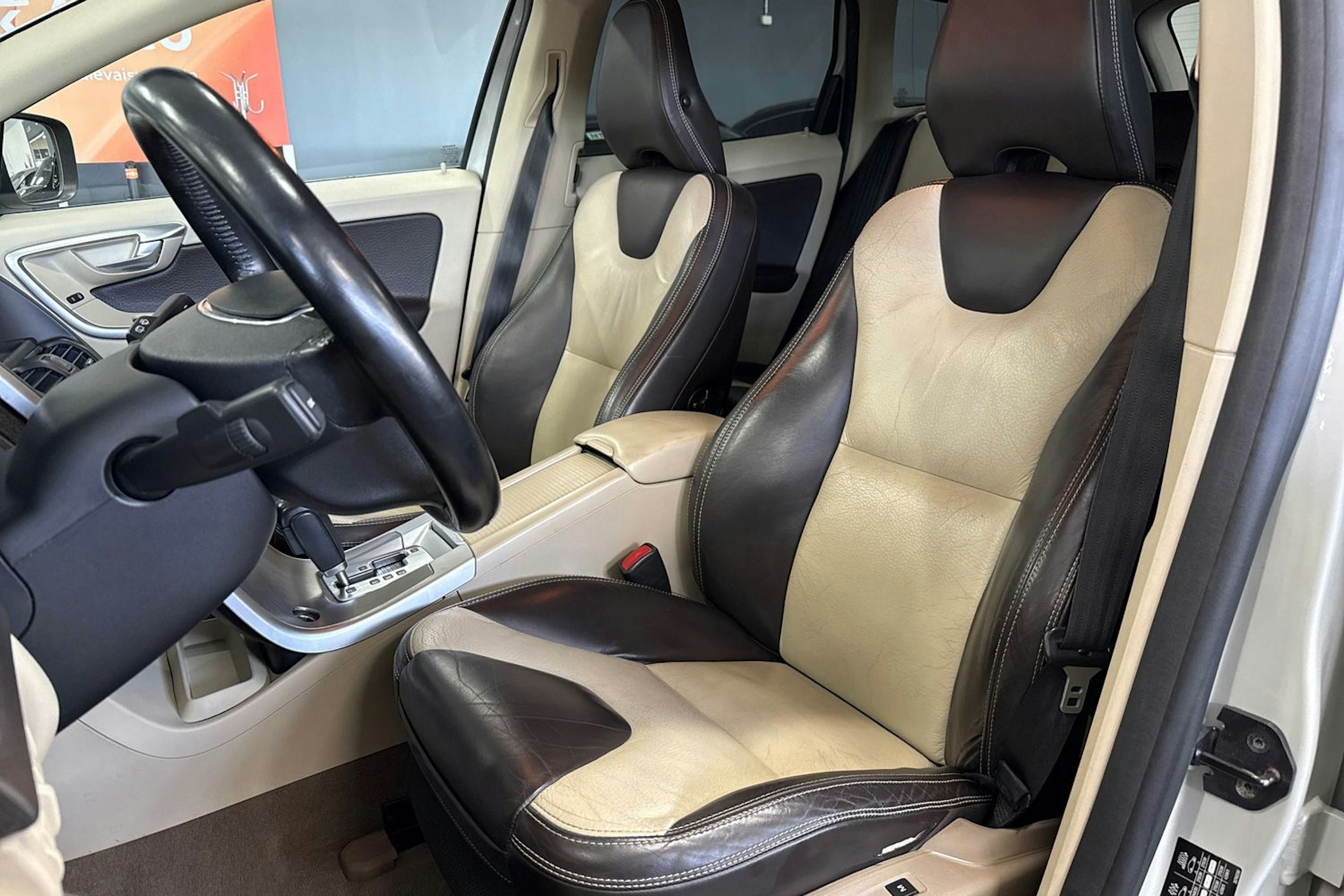 Valkoinen Volvo XC60 2009 kuva 19.